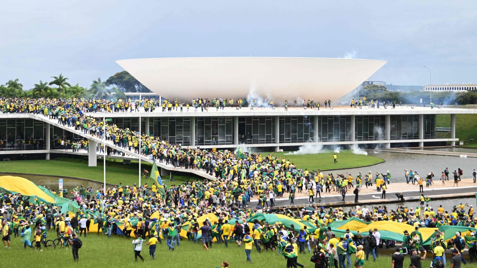 Centenares de partidarios de Bolsonaro invaden el edificio del Congreso en Brasilia.