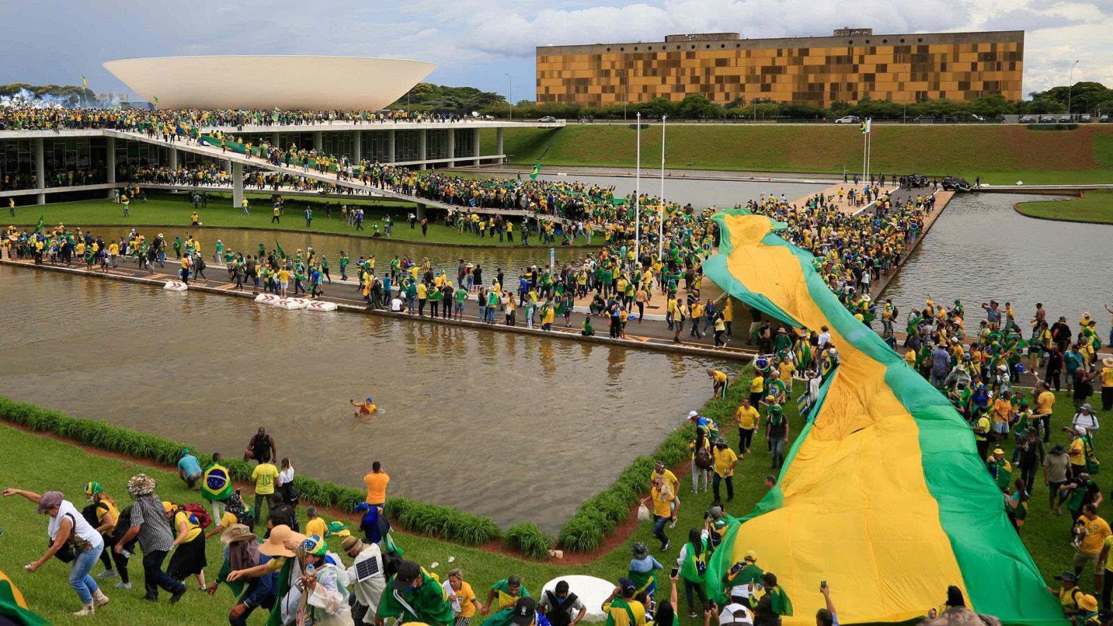 Brasil: miles de personas han asaltado las sedes de los tres poderes en Brasilia