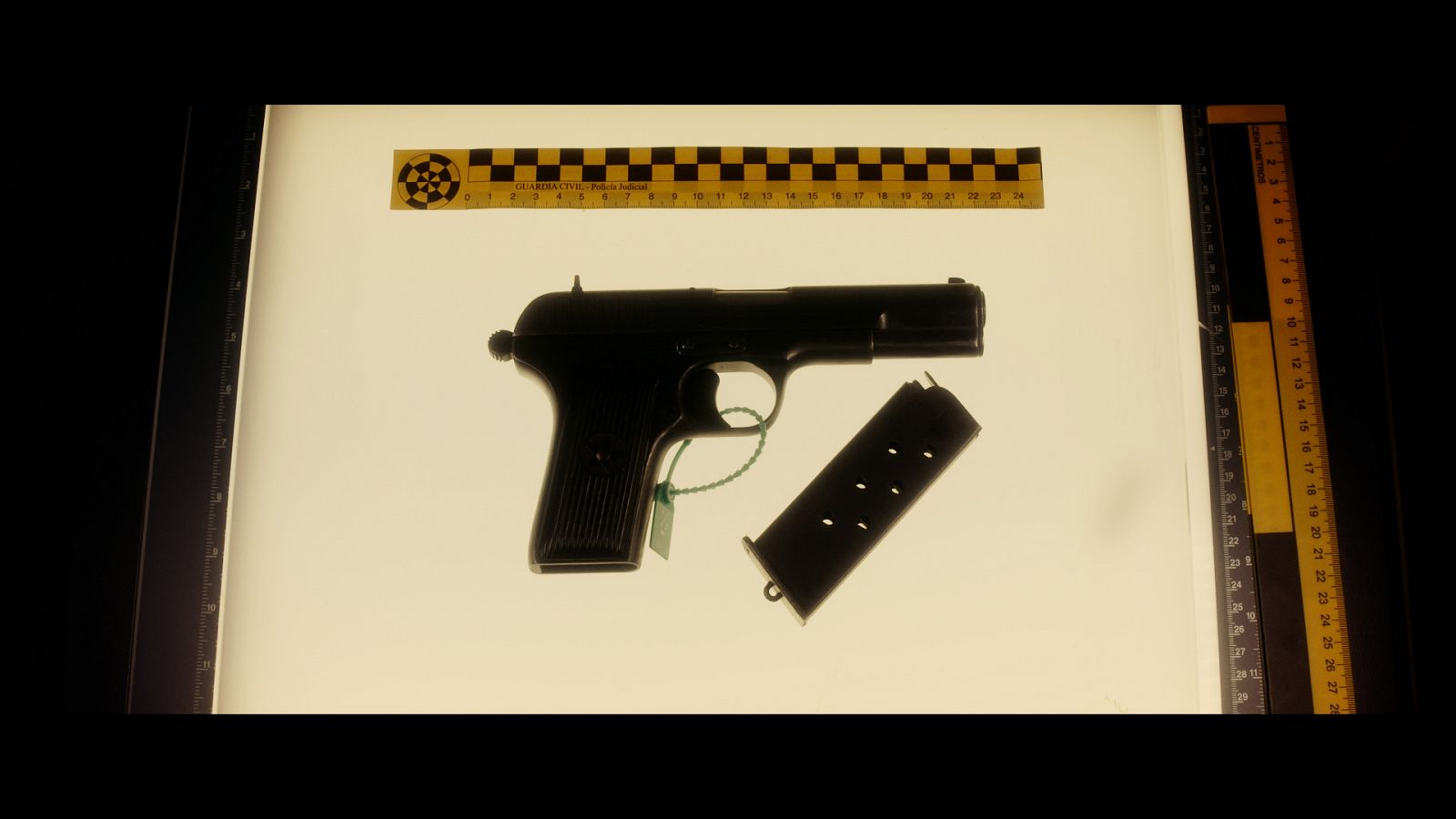 Pistola utilizada por el asesino de la baraja