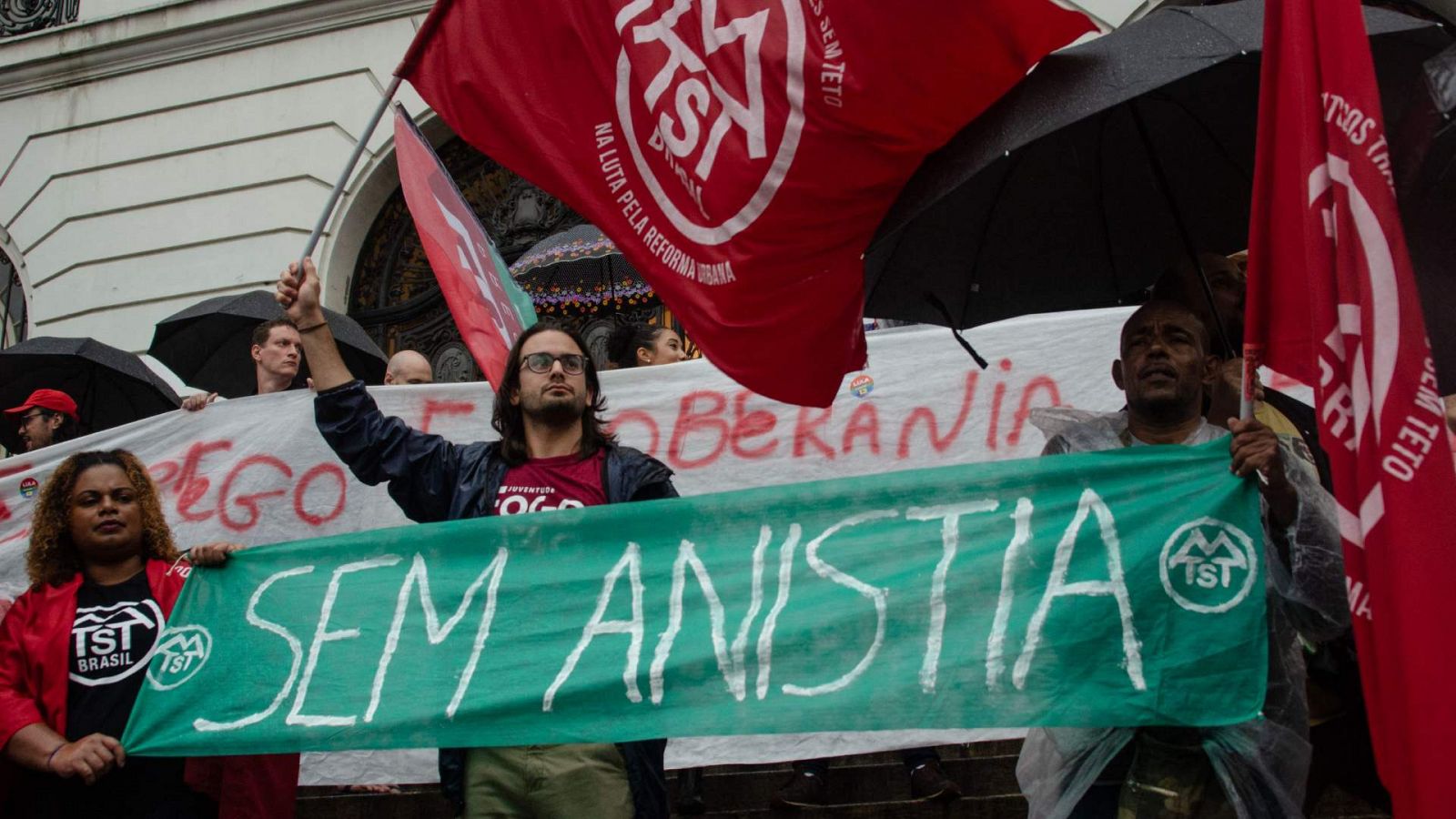 Miembros de movimientos sociales protestan en defensa de la democracia en Río de Janeiro, Brasil.