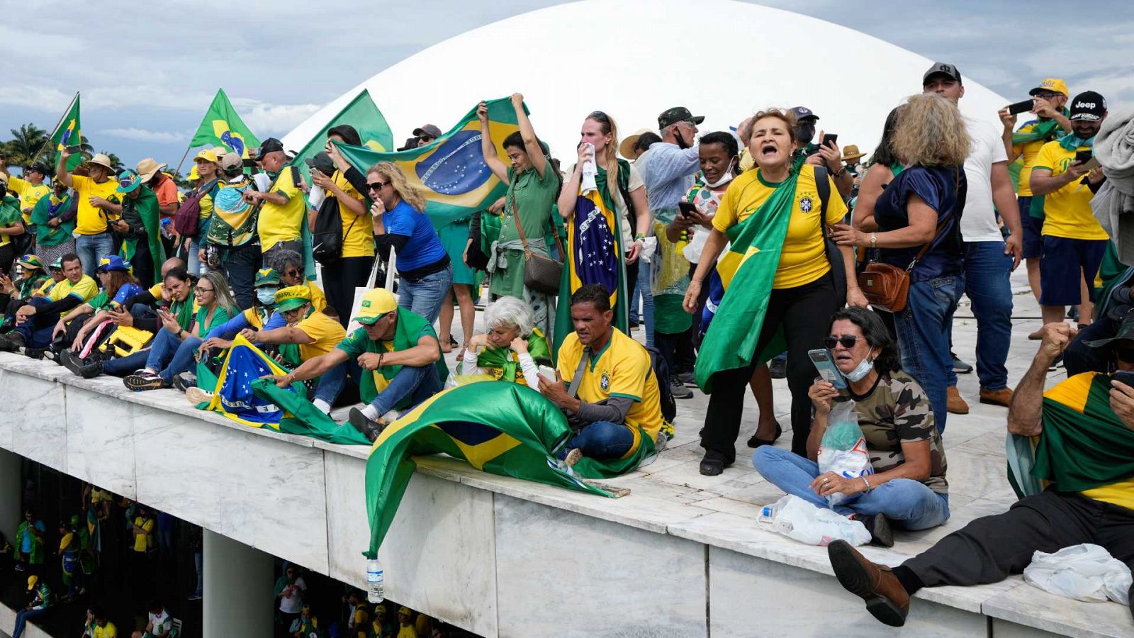 Partidarios del expresidente brasileño Jair Bolsonaro invaden el Palacio Presidencial de Planalto en Brasilia.