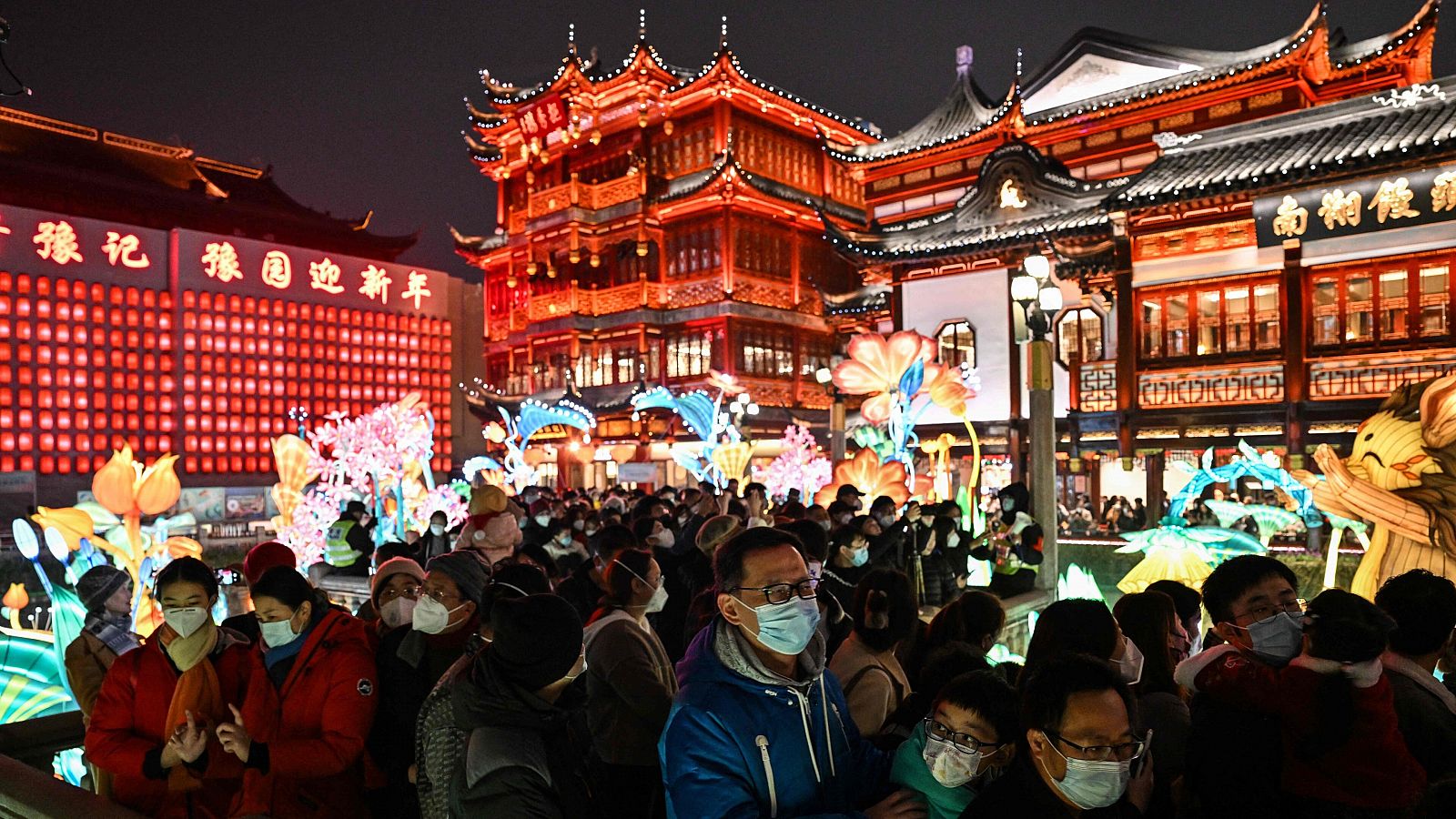Miles personas visitan el Jardín Yuyuan, en Shanghái, con motivo del Año Nuevo Chino.