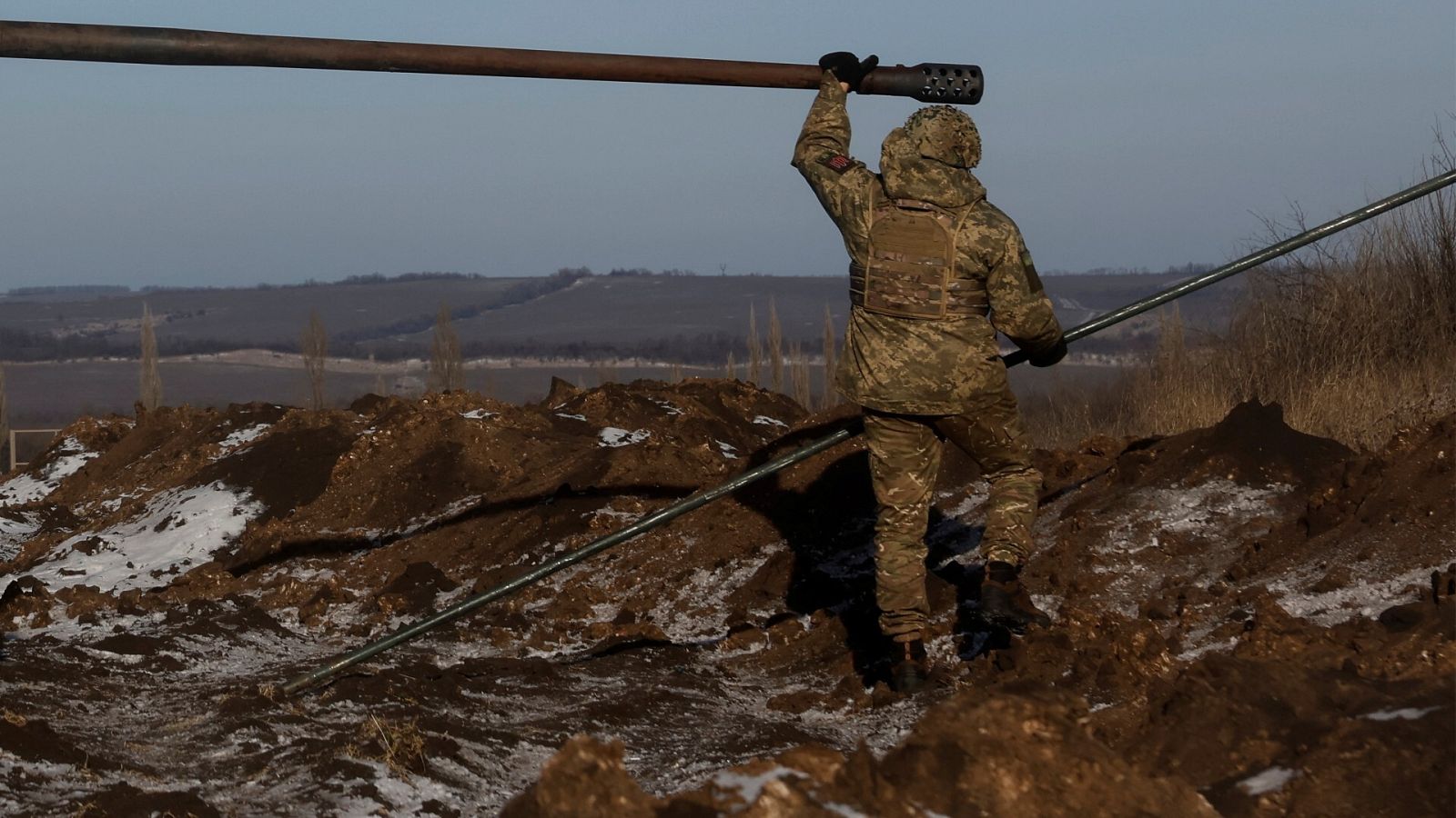 Guerra Ucrania - Rusia, en directo: Un soldado ucraniano al lado de un tanque en el campo de batalla