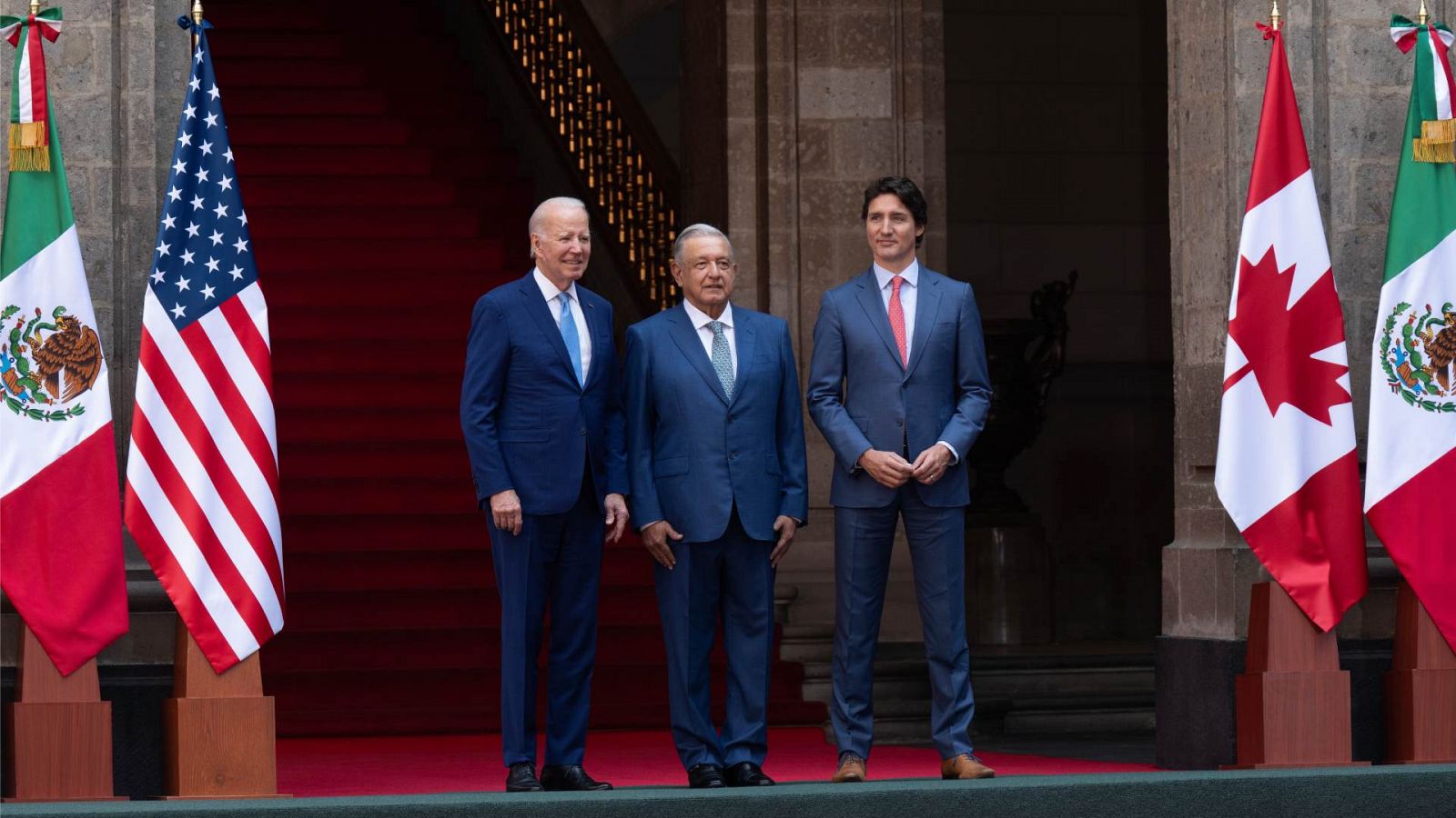 El presidente Joe Biden, el presidente mexicano Andrés Manuel López Obrador y el primer ministro canadiense Justin Trudeau reunidos en la X Cumbre de Líderes de América del Norte en el Palacio Nacional de Ciudad de México.