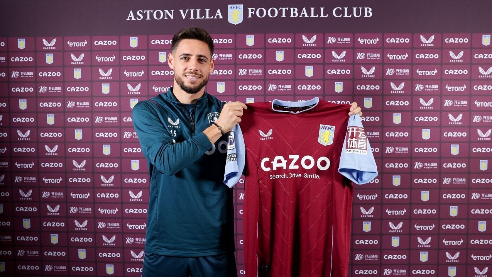 Álex Moreno posa con su nueva camiseta del Aston Villa