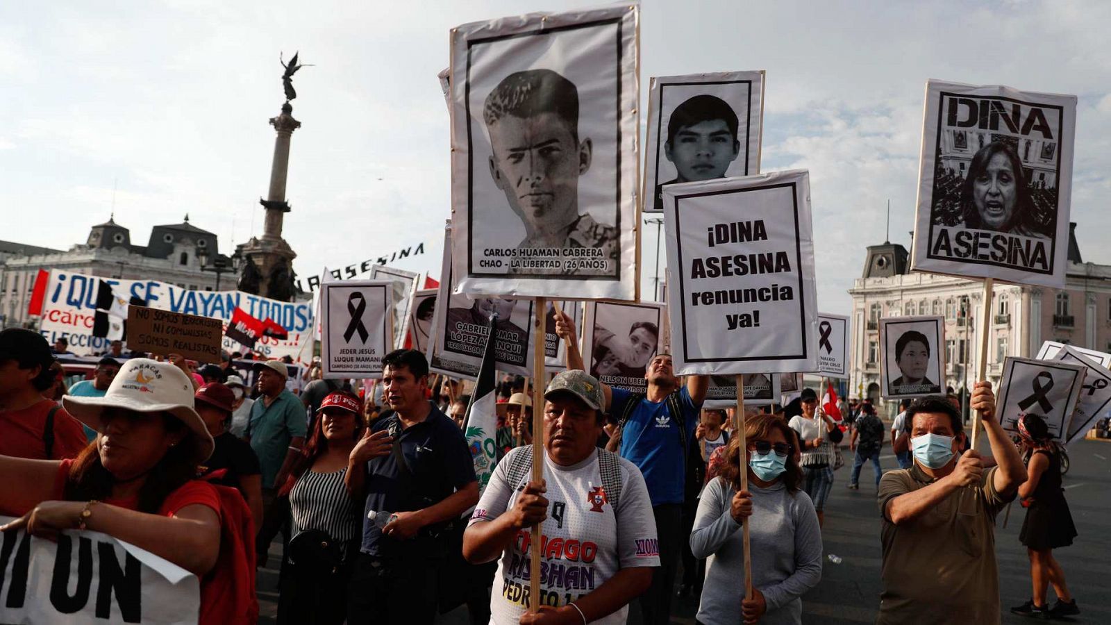 Decenas de personas participan en una nueva marcha contra el Gobierno de Dina Boluarte, en Lima, Perú.