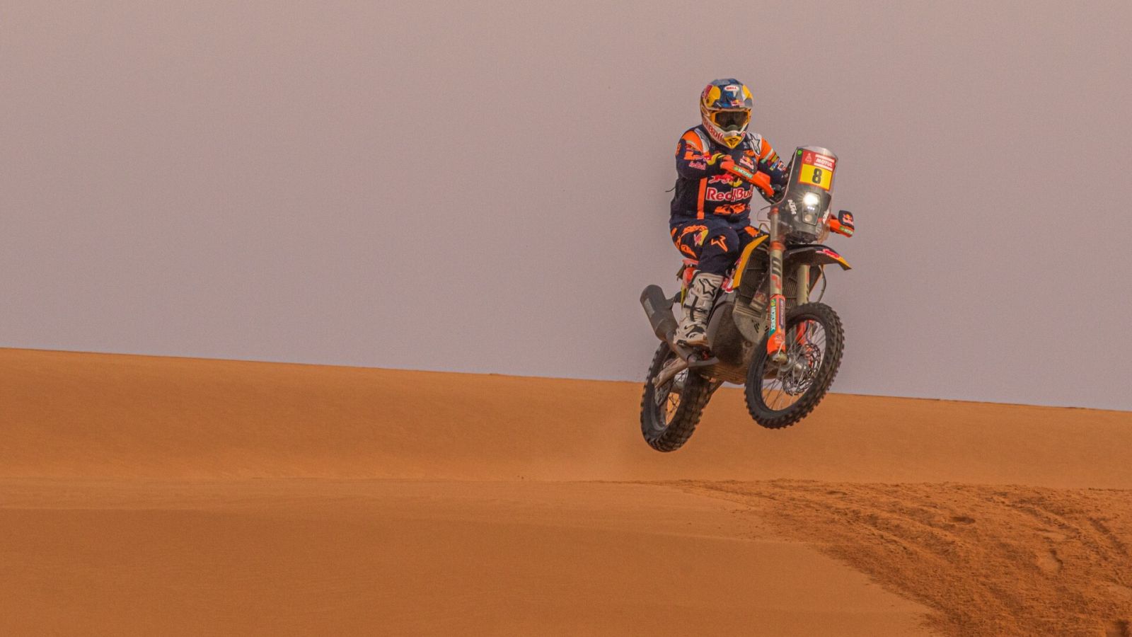 El piloto Toby Price salta una duna en el Dakar 2023