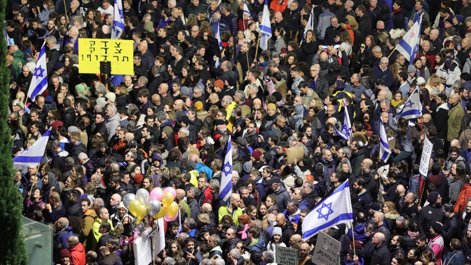 Una imagen de la manifestación contra la reforma judicial de Benjamin Netanyahu el sábado 14 de enero de 2023 en Tel Aviv, Israel.
