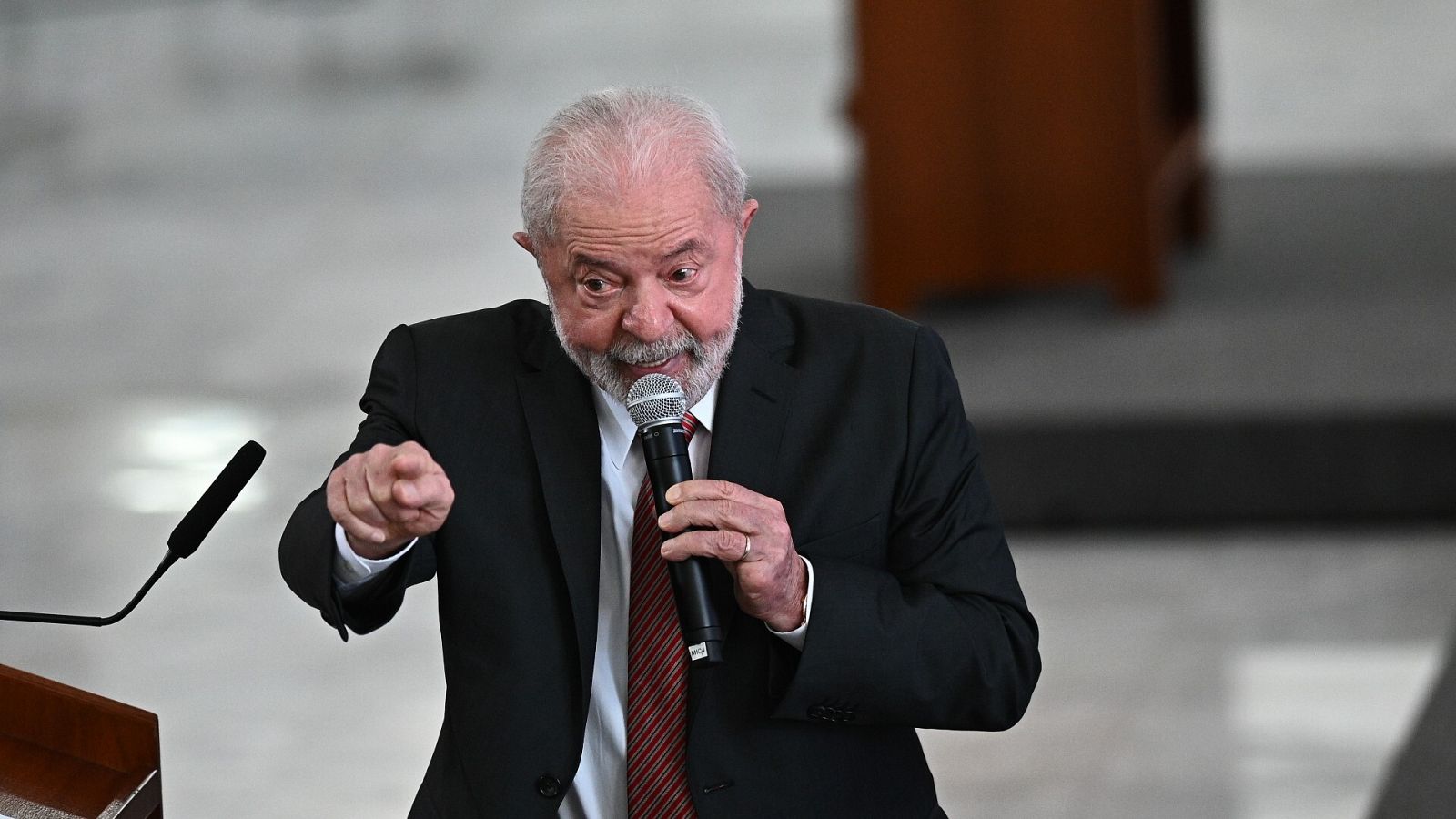 El presidente de Brasil, Luiz Inácio Lula da Silva, en una reunión con representantes de centrales sindicales en Brasilia