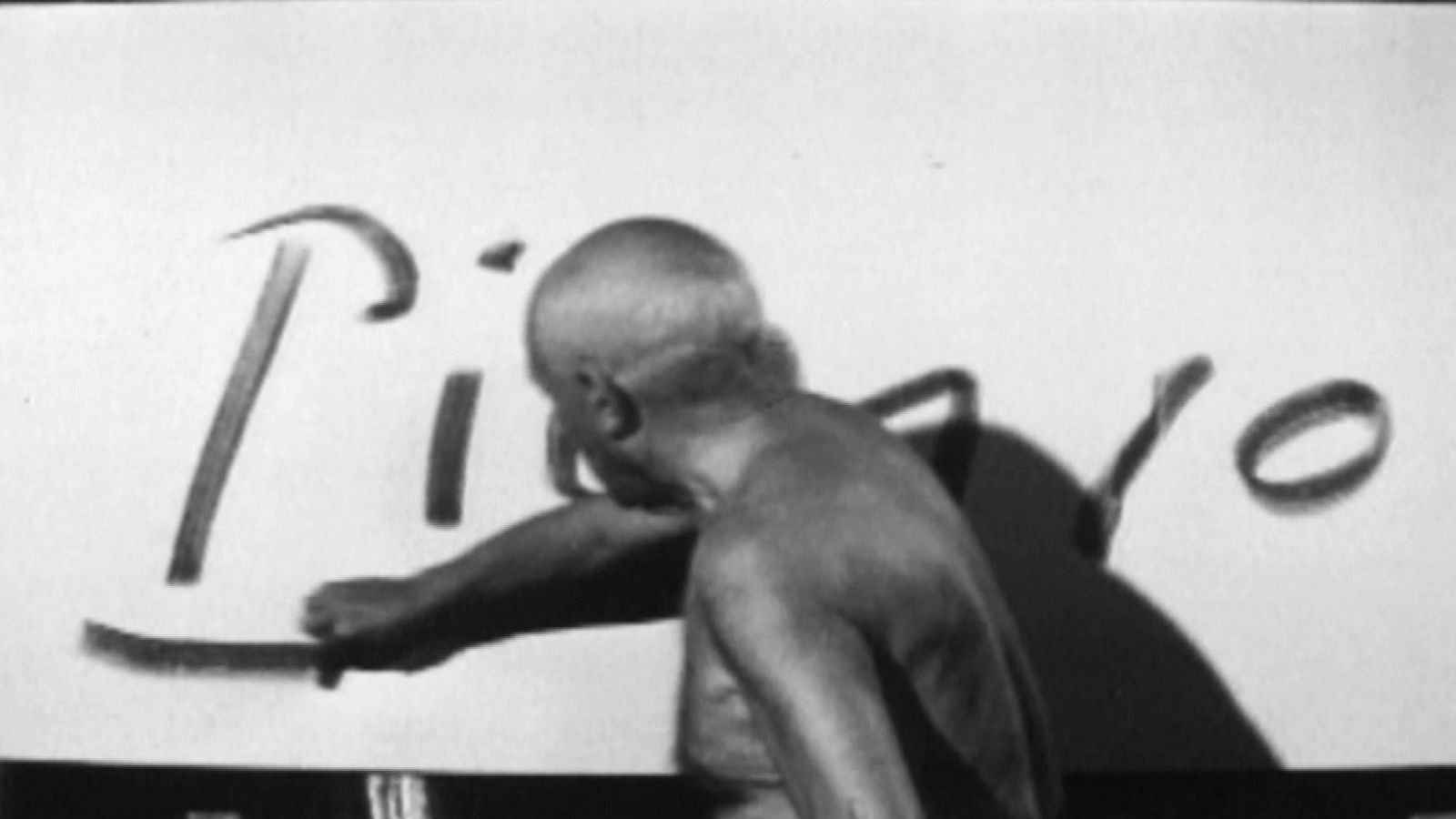 Picasso trazando su inconfundible firma.