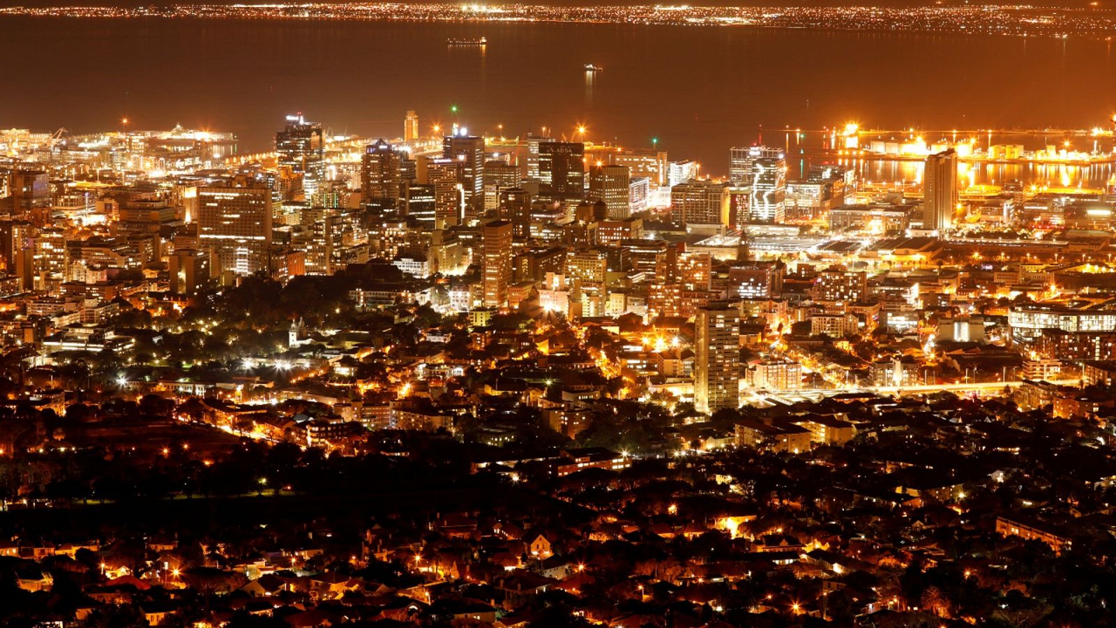 Una imagen de archivo de una zona de Ciudad del Cabo, Sudáfrica, iluminada por la noche.