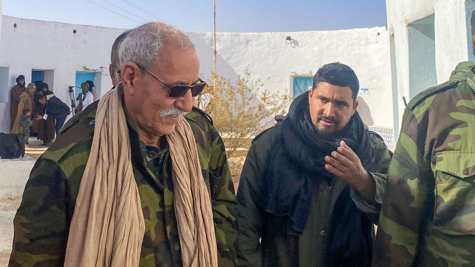 El secretario general del Frente Polisario, Brahim Gali (i), vestido con una chaqueta militar verde