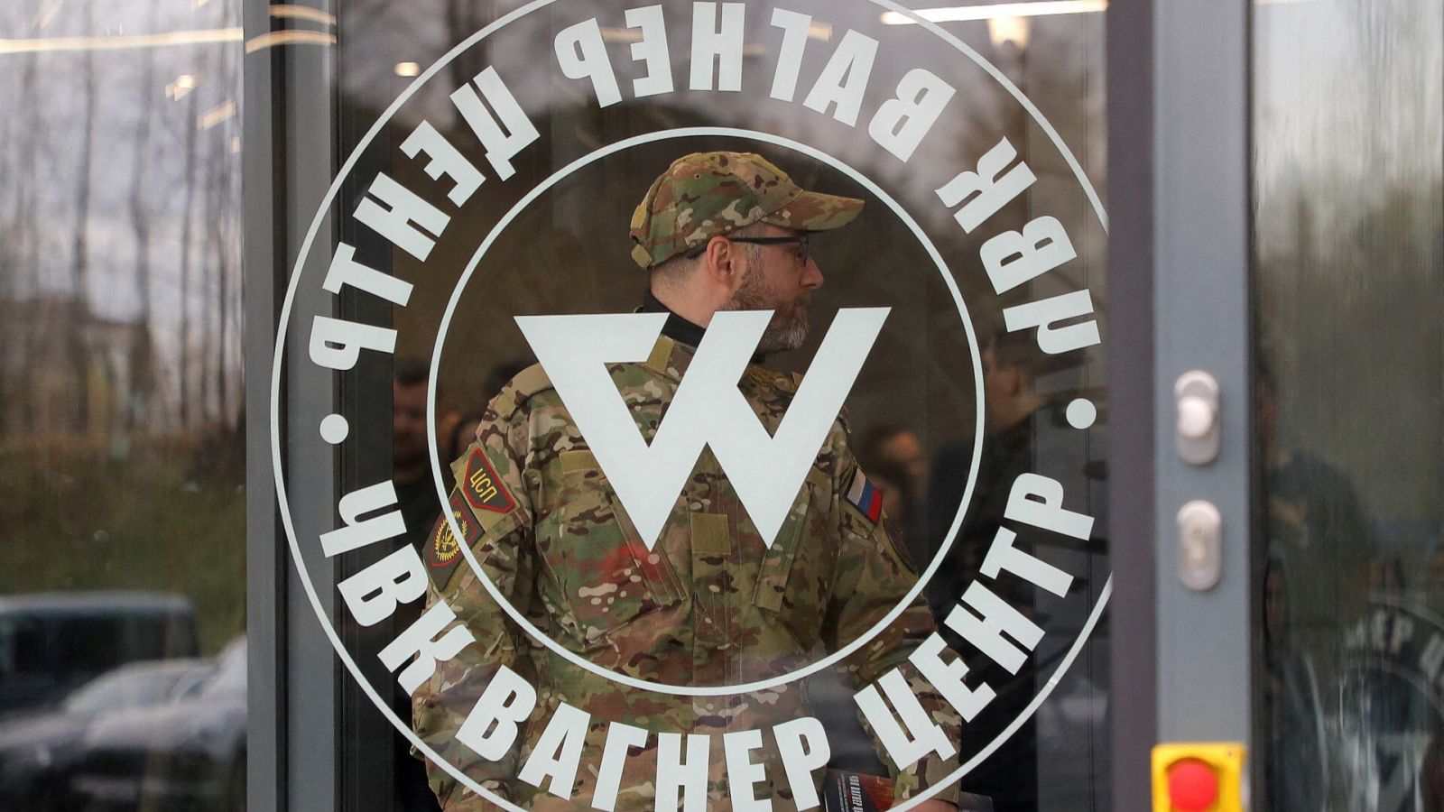 Un hombre con un uniforme de camuflaje sale de las oficinas del grupo Wagner en San Petersburgo