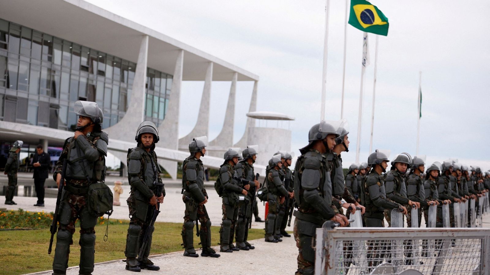 Soldados de las Fuerzas Armadas de Brasil frente al Palacio de Planalto en Brasilia.