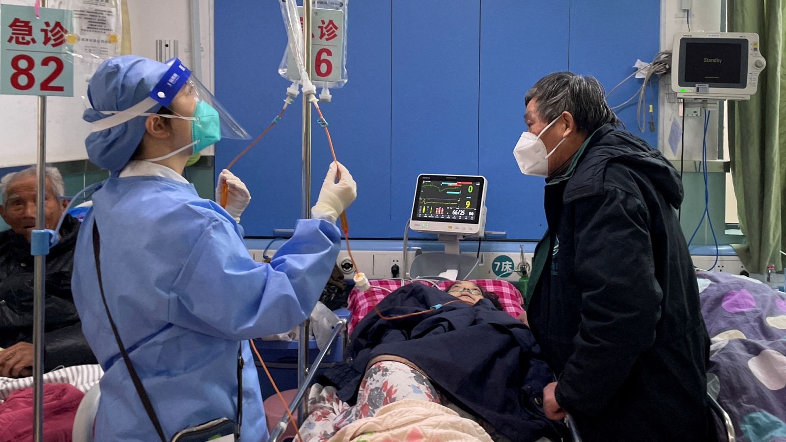 Una sanitaria atiende a un enfermo en Shanghai, China