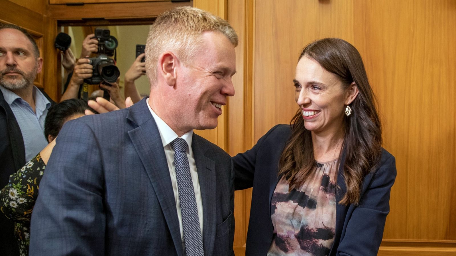 Chris Hipkins, nuevo líder laborista en Nueva Zelanda, junto a Jacinda Ardern, su predecesora.