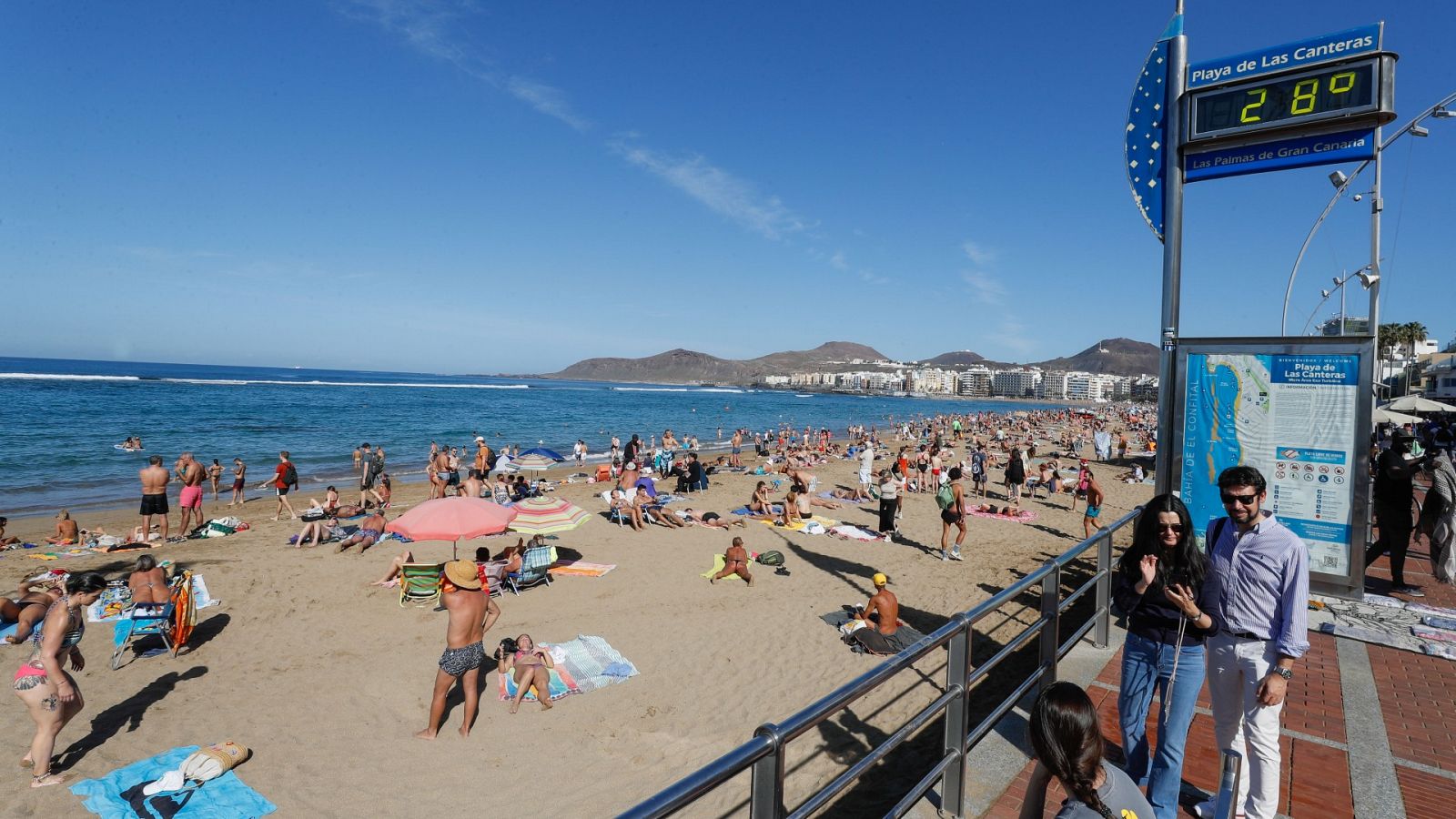 Bañistas en la playa de Las Canteras, en Las Palmas de Gran Canaria, la pasada Navidad