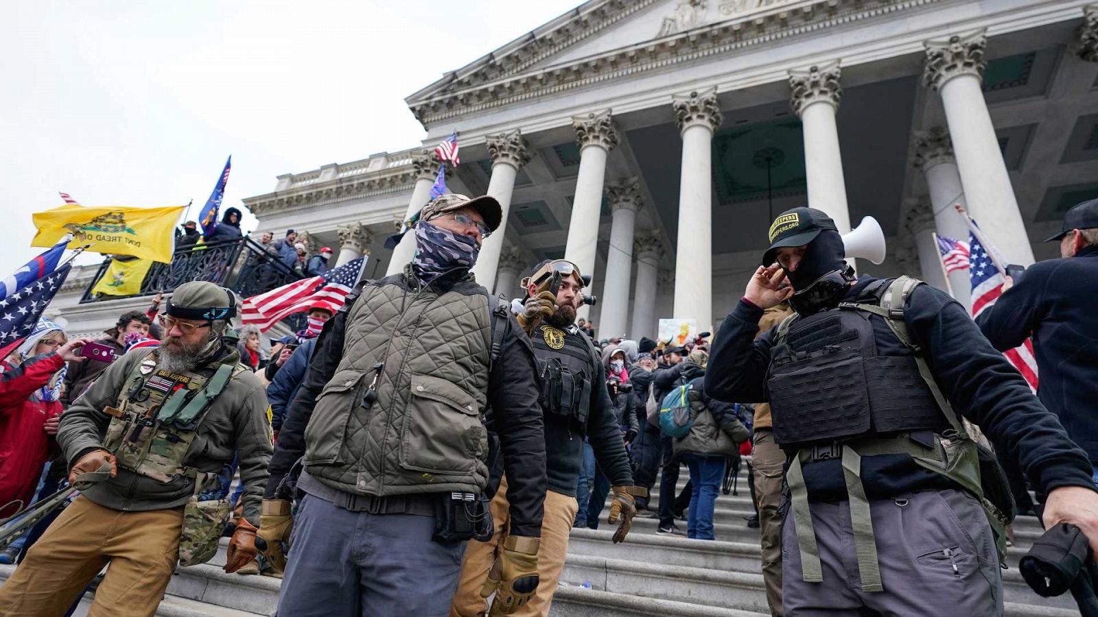 Miembros del grupo de extrema derecha Oath Keepers en el asalto al Capitolio de EE.UU.