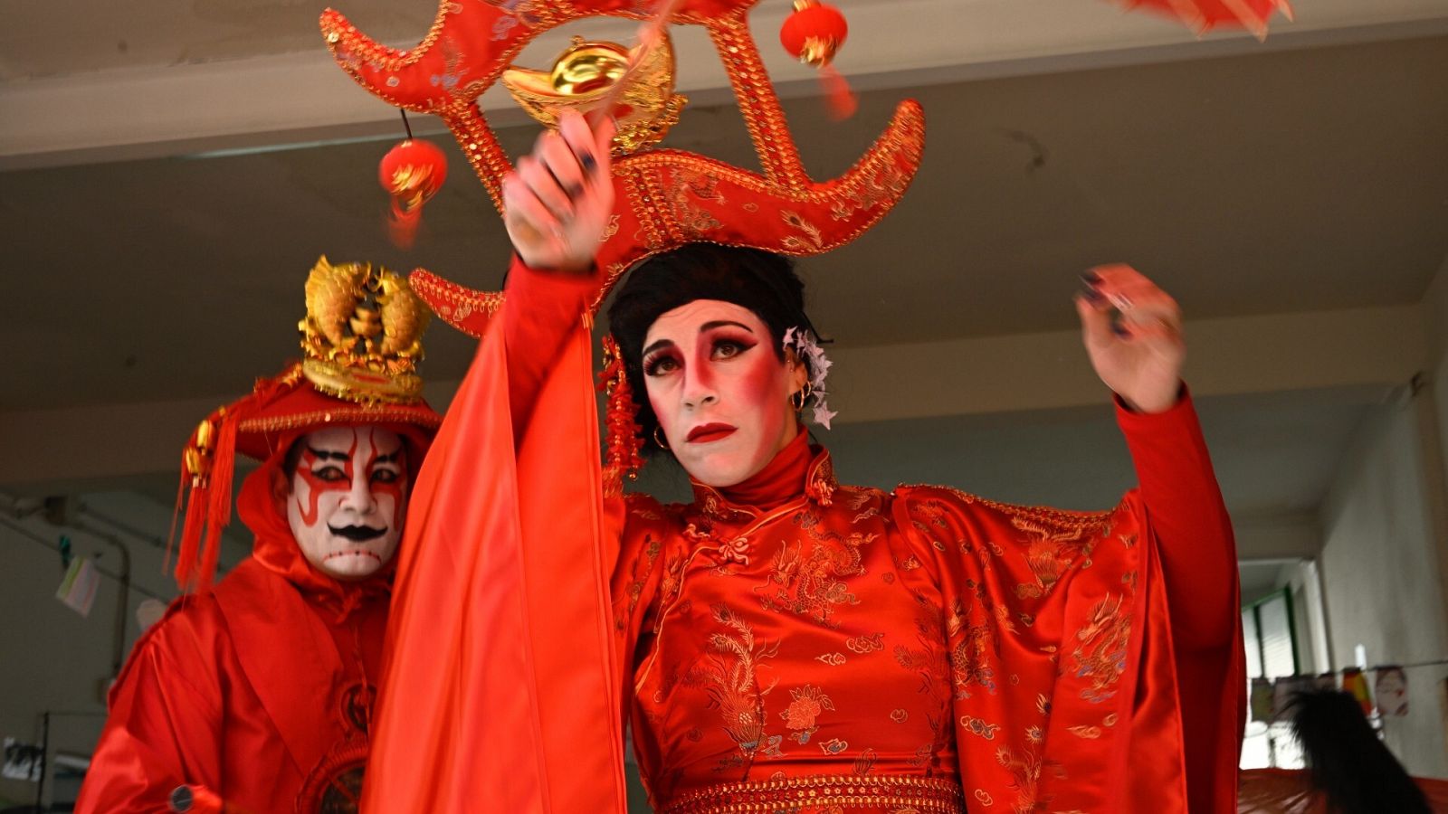 Artistas caracterizados para el desfile del Año nuevo chino en Usera