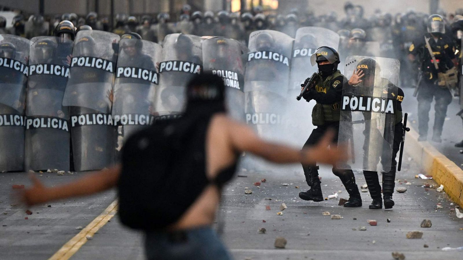 Enfrentamientos entre manifestantes y la policía antidisturbios durante la gran marcha contra el gobierno de Dina Boluarte, en Lima.