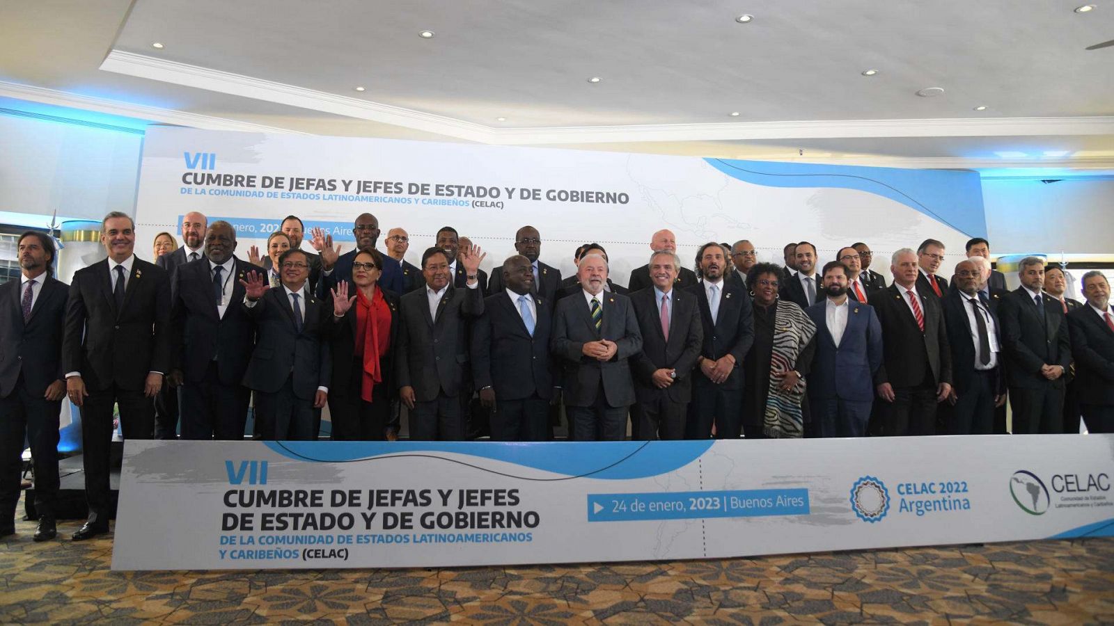 Los jefes y jefas de Estado posan durante la jornada inaugural de la VII Cumbre de la Celac en Buenos Aires (Argentina).