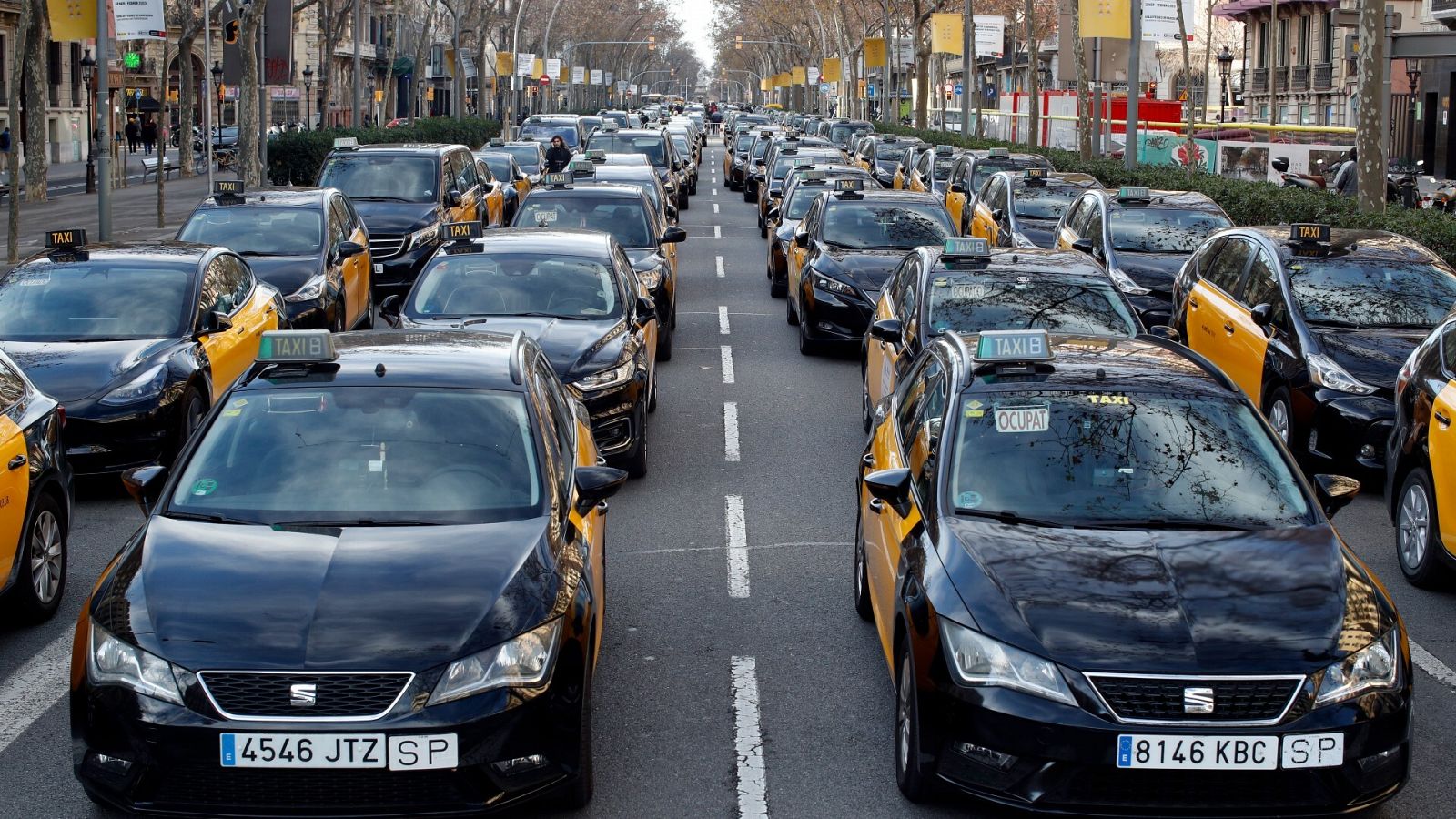Centenares de taxistas bloquean la Gran Vía de Barcelona y reclaman que se aplique la norma de VTC