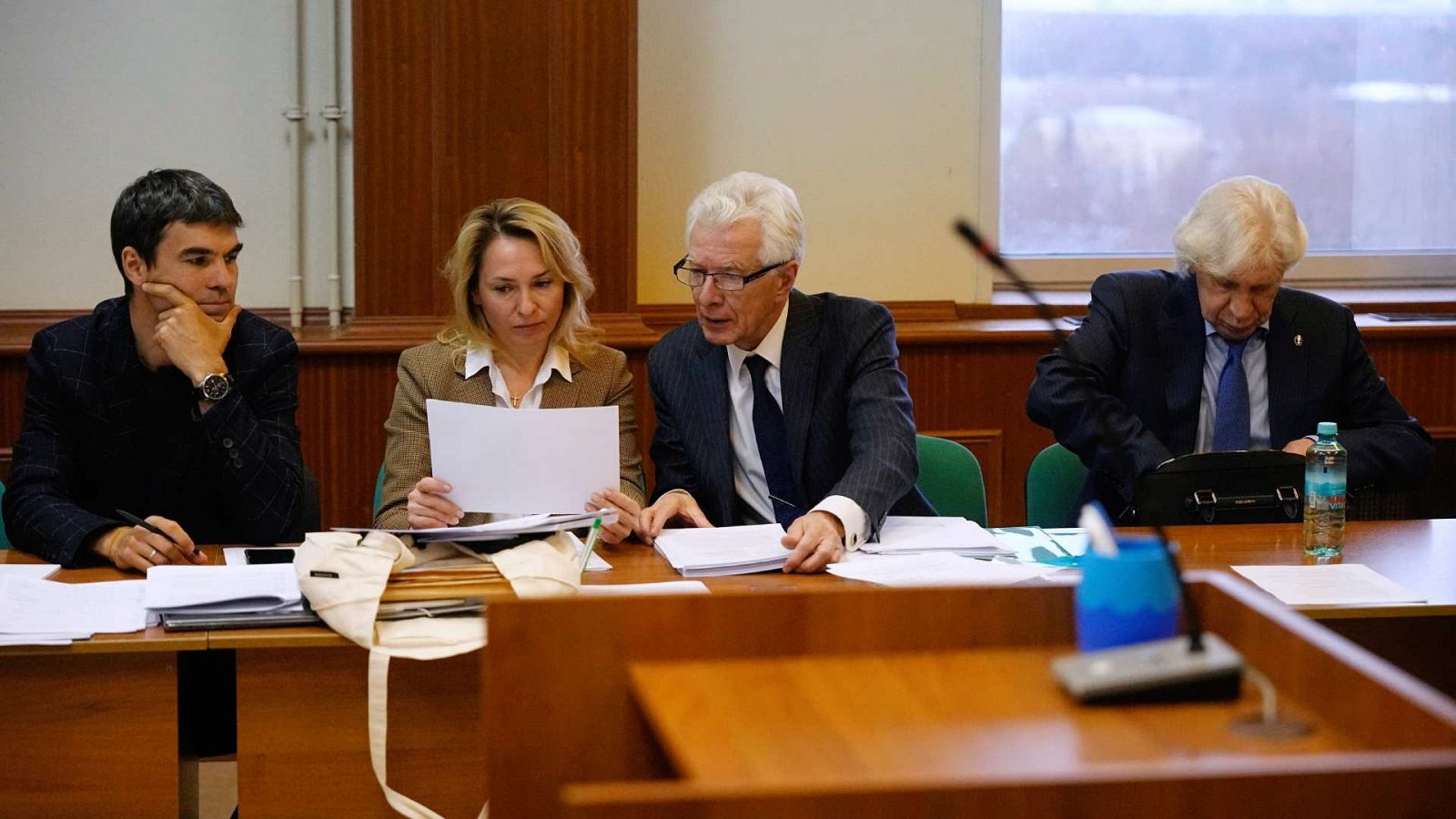 Miembros del Grupo Helsinki de Moscú y sus abogados en la sala del tribunal en Moscú, Rusia.