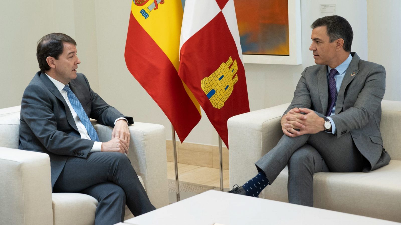 El presidente del Gobierno, Pedro Sánchez (d), y el presidente de la Junta de Castilla y León, Alfonso Fernández Mañueco, sentados durante una reunion en la Moncloa