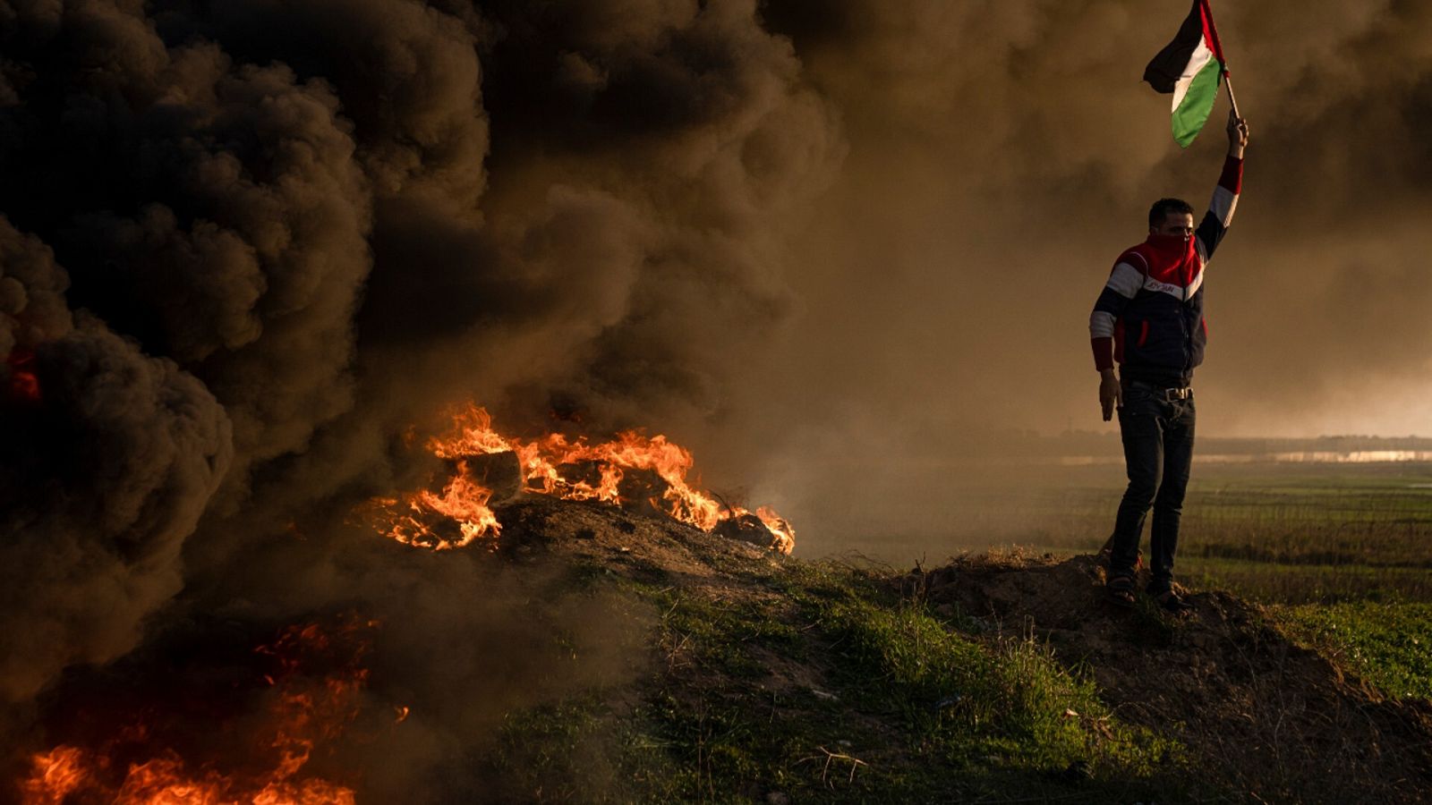 Imagen de un palestino protestando tras la incursión del Ejército israelí en el campo de refugiados de Yenín que se ha saldado con la muerte de nueve personas.