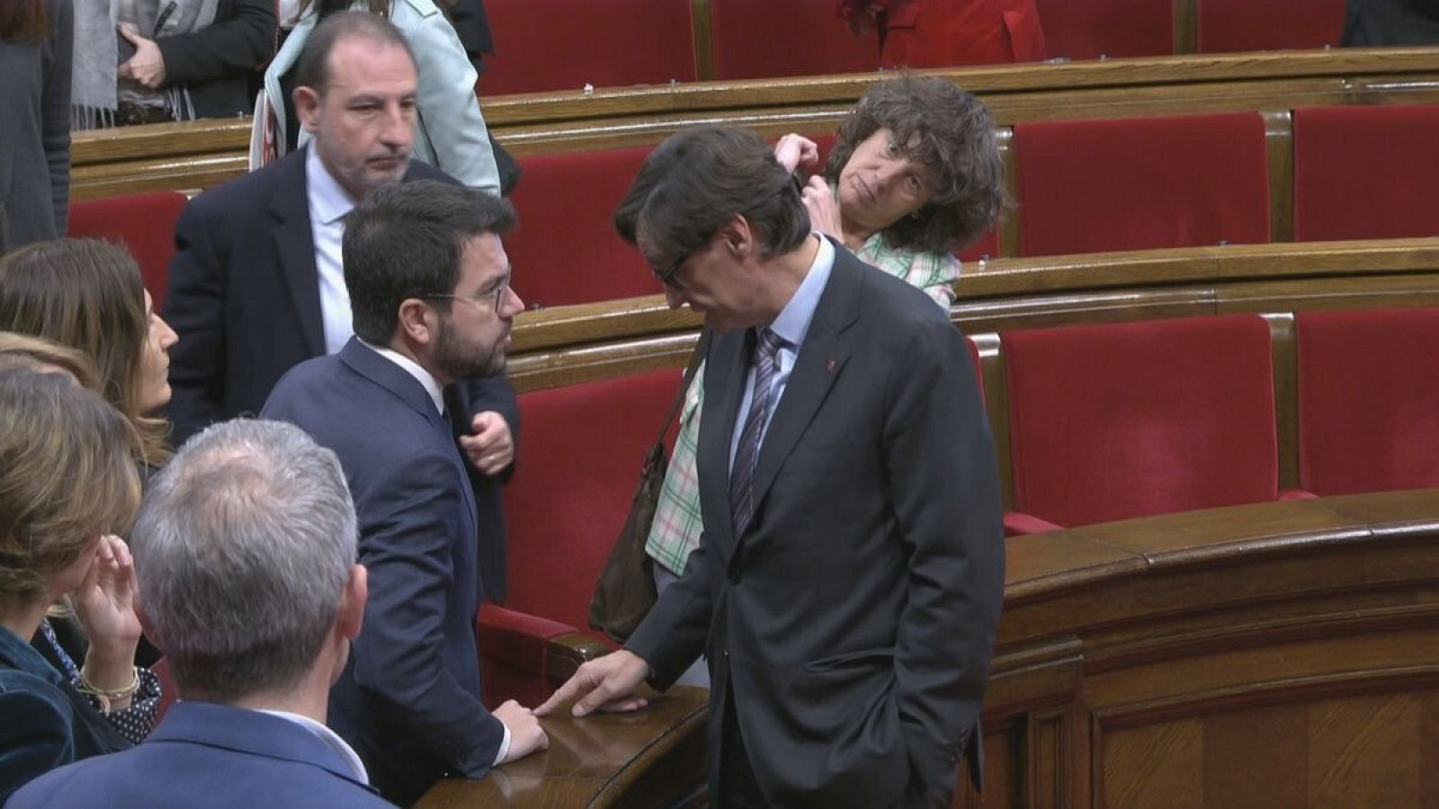 Pere Aragonès i Salvador Illa conversen a l'hemicicle del Parlament