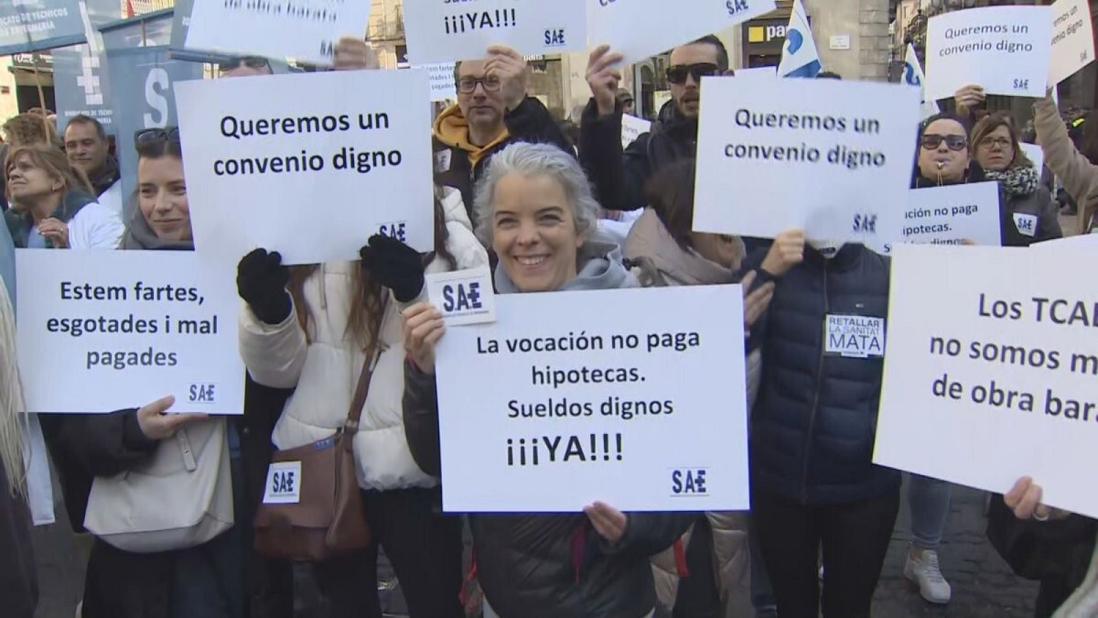 Sanitaris i mestres es manifesten a la Plaça Sant Jaume de Barcelona