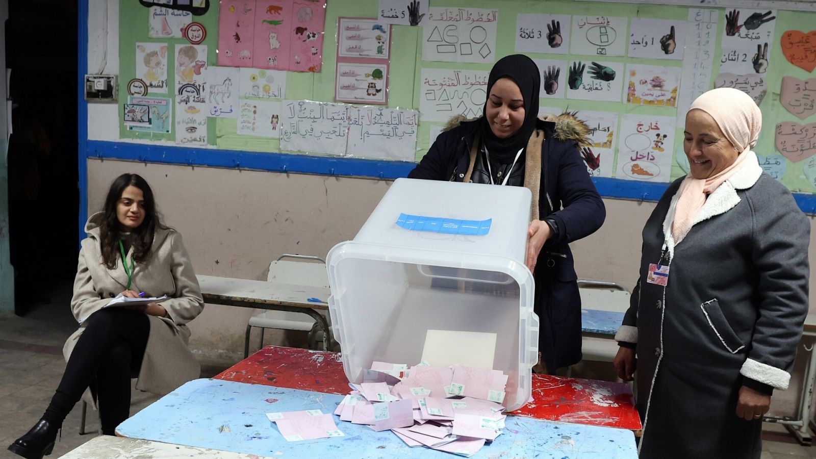 Recuento de votos en un colegio electoral en Túnez