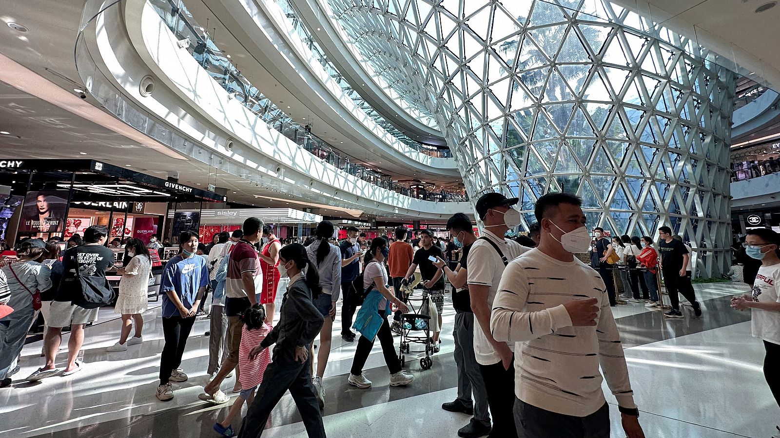 Centro comercial concurrido en la ciudad de Sanya, en la provincia china de Hainan.