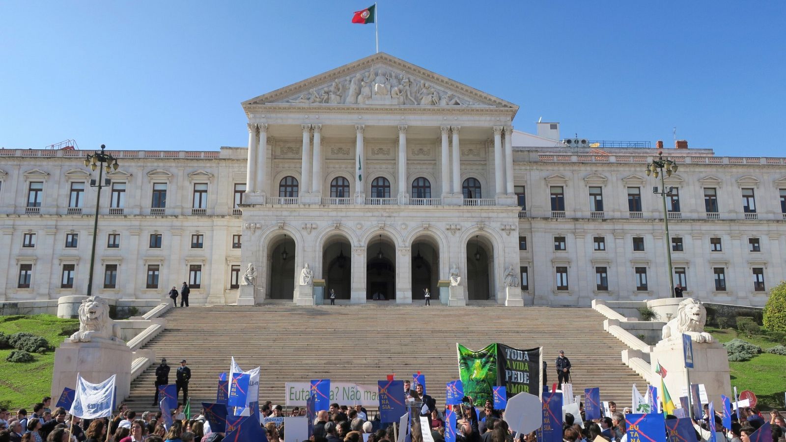 Manifestantes protestan por al ley de eutanasia en Portugal en el año 2020