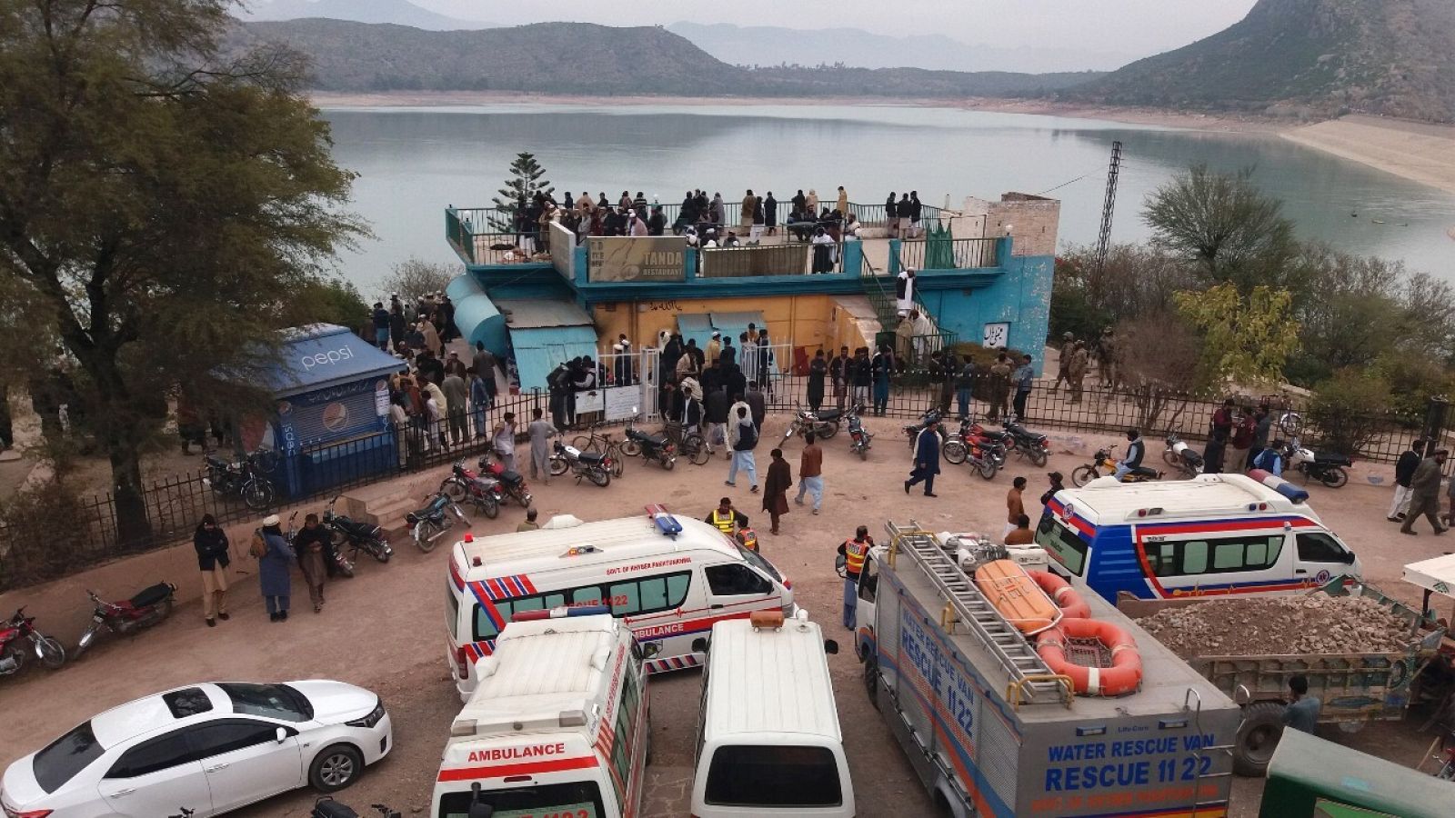 El lago Tanda Dam, el puerto y los vehículos de emergencias para el rescate.