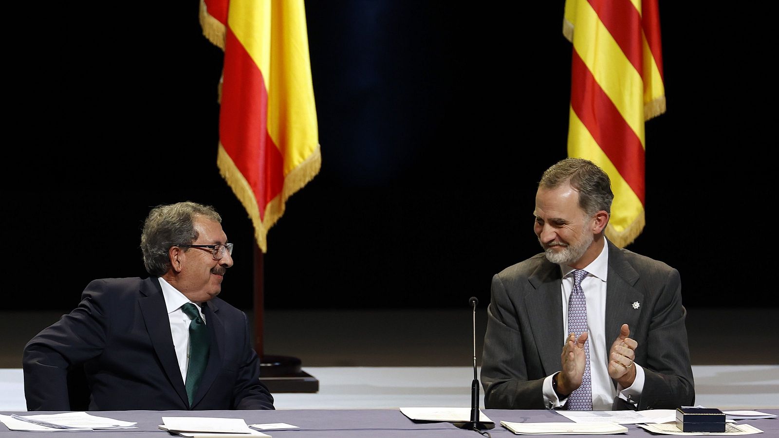 El rey durante la entrega de las nuevas carteras a los jueces en Barcelona