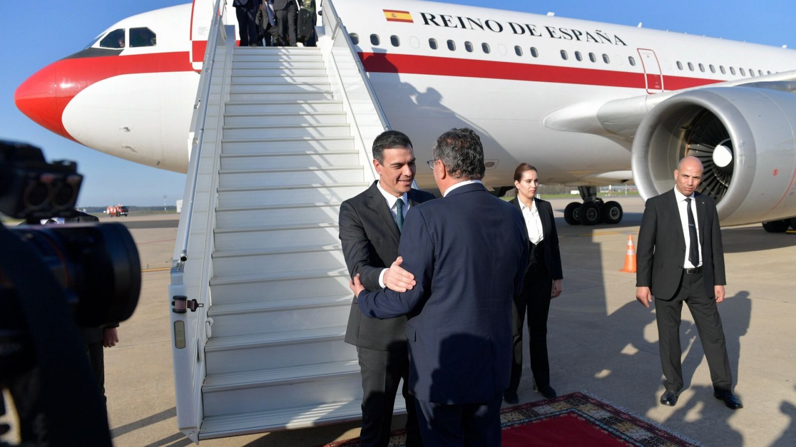 Pedro Sánchez se encuentra con su homólogo marroquí, Aziz Ajanuch, a su llegada a Rabat