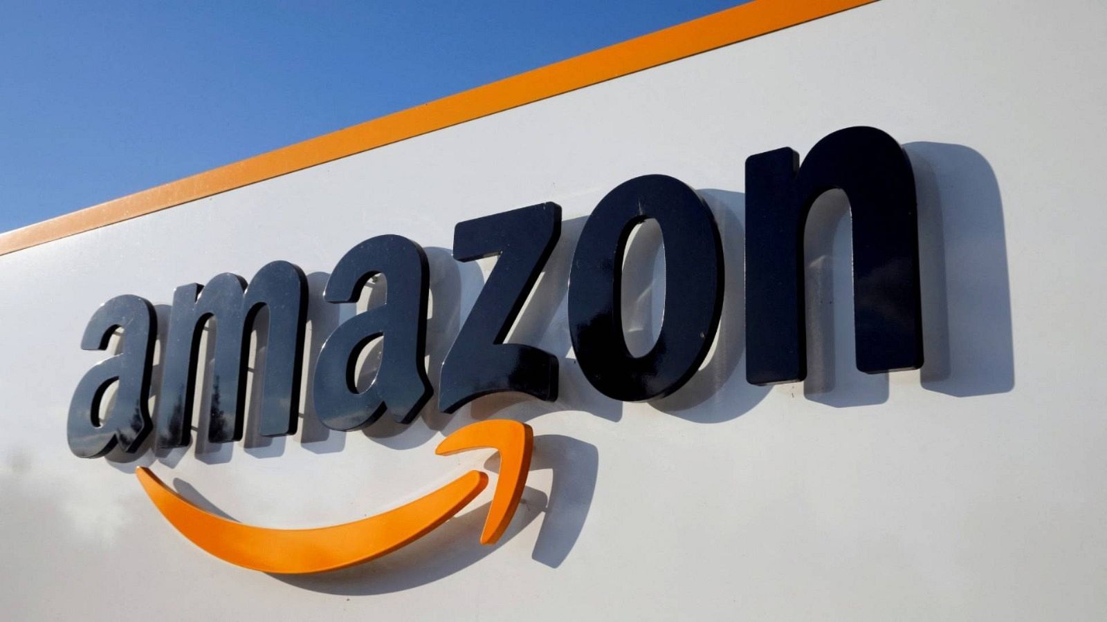 El logotipo de Amazon en un centro logístico.