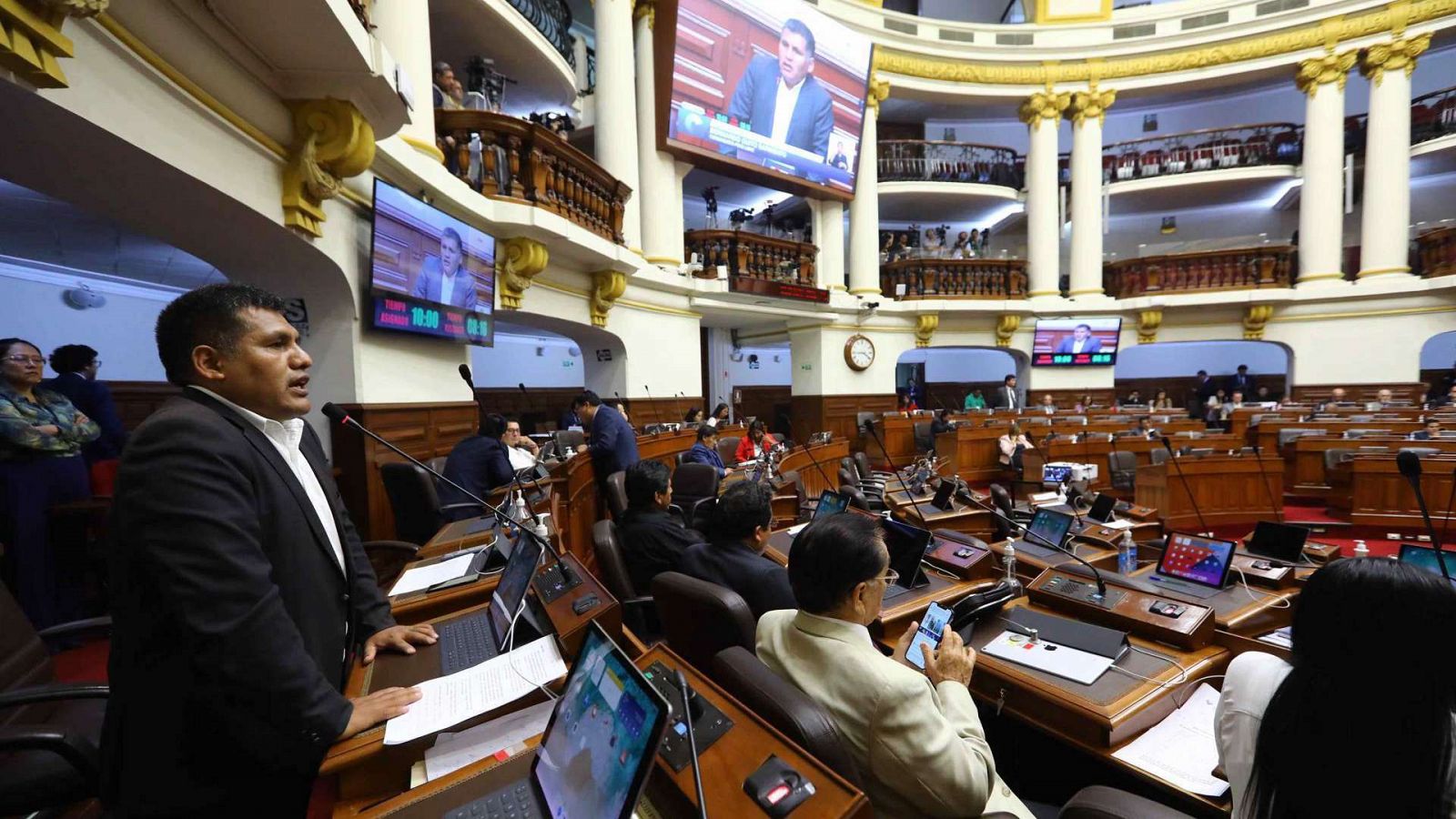 Una sesión del pleno que debate un proyecto de ley para adelantar elecciones generales, en Lima.