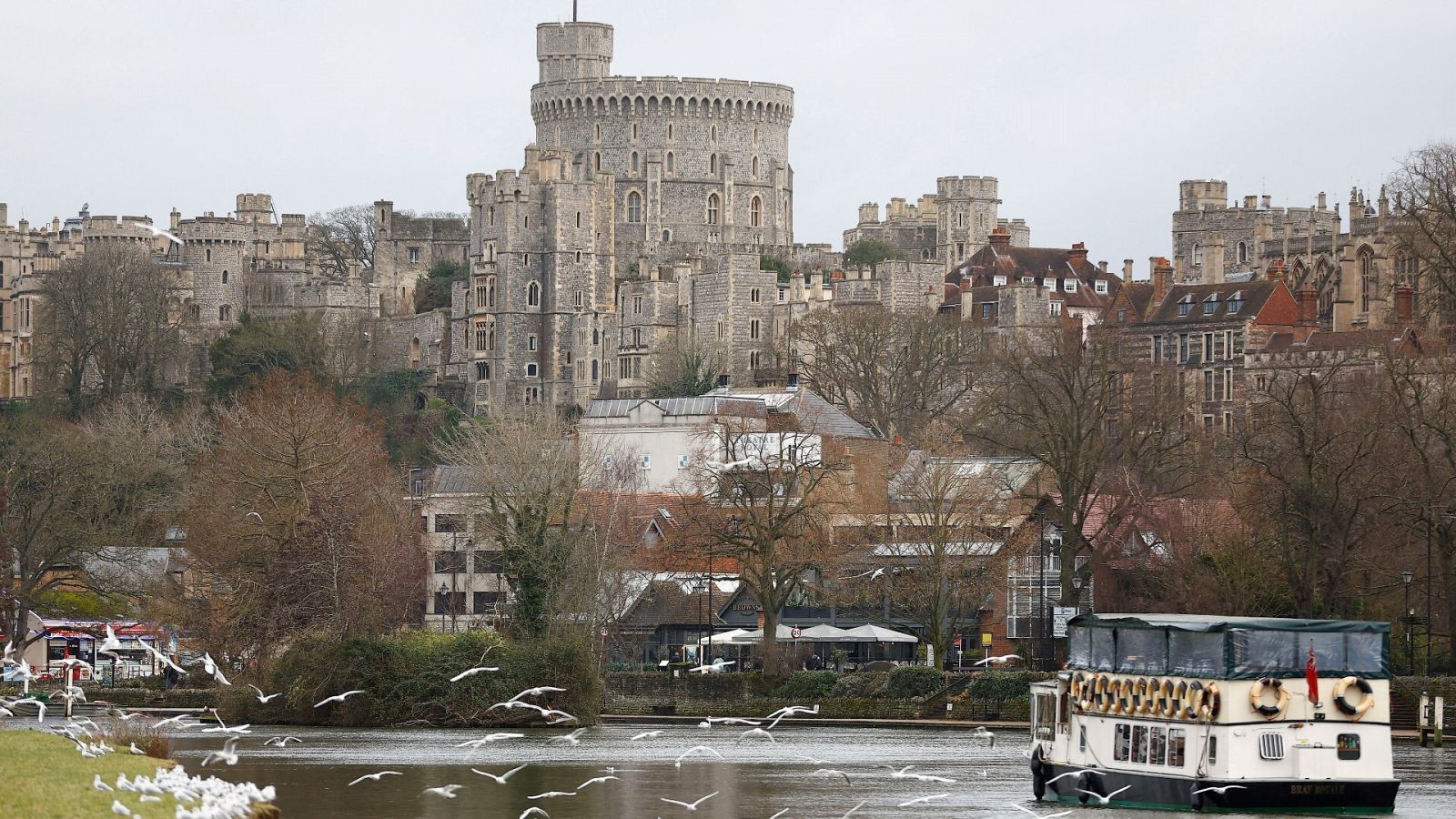 Un crucero navega por el río Támesis cerca del castillo de Windsor