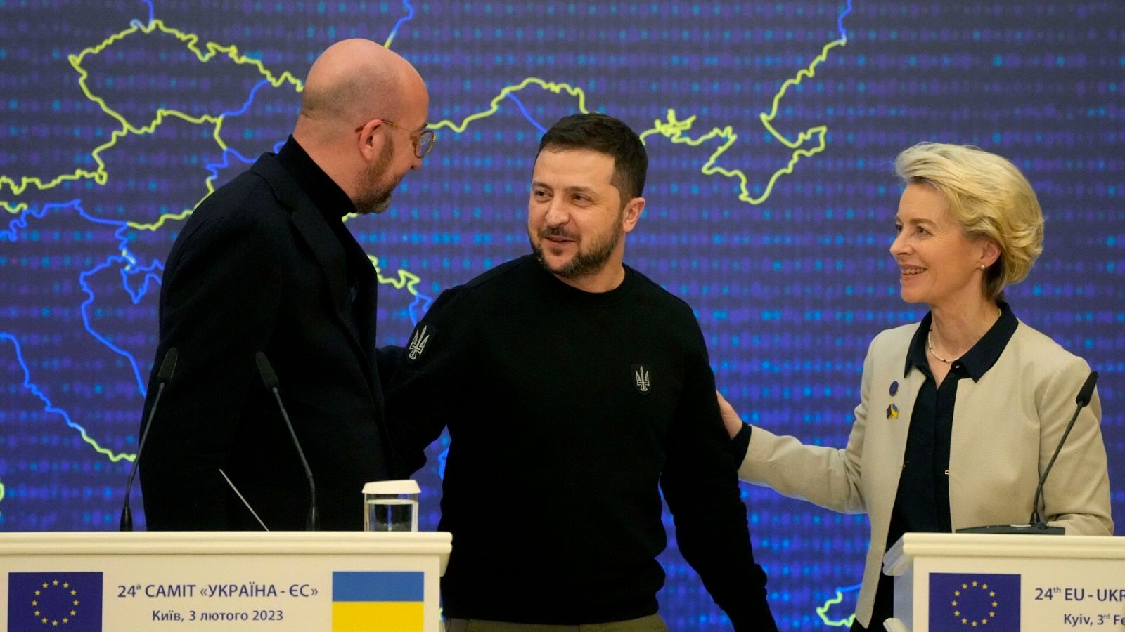 Zelenski junto a Ursula von der Leyen y Charles Michel en la cumbre celebrada en Kiev