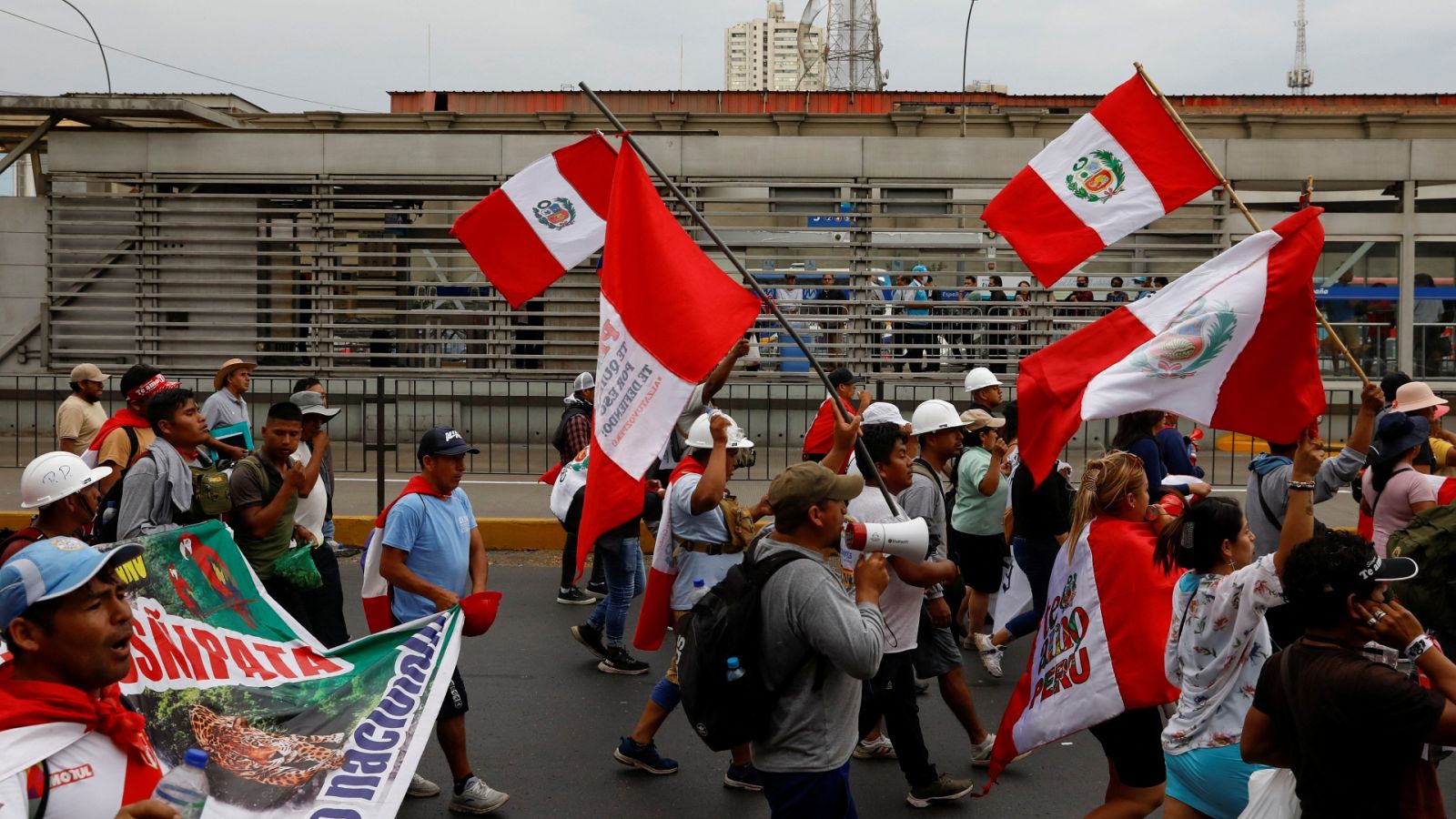 Manifestantes participan en una protesta antigubernamental en Lima, Perú