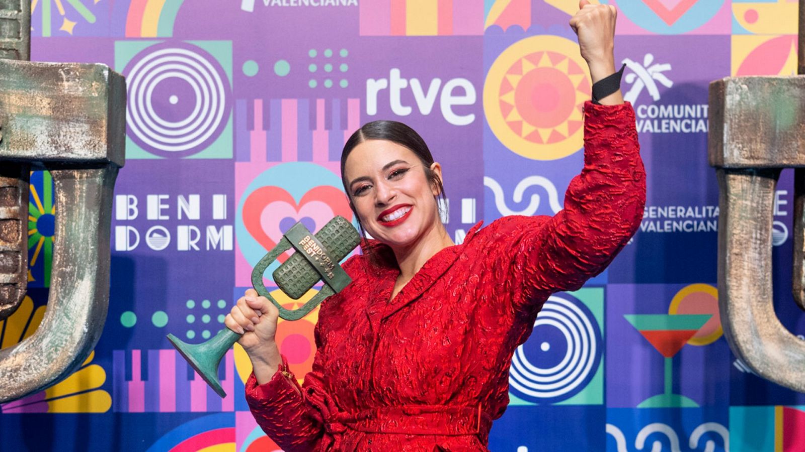 Blanca Paloma levanta el Micrófono de Bronce tras ganar el Benidorm Fest 2023