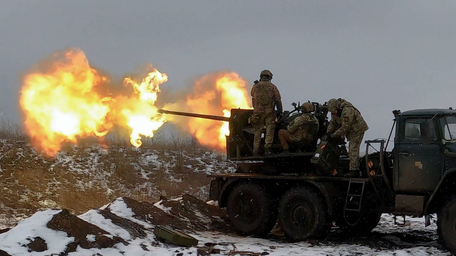 Una batería antiaérea del ejército ucraniano dispara cerca de Bajmut