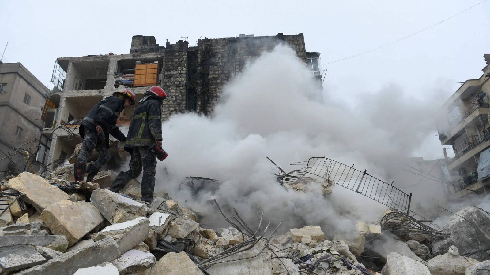 Los equipos de rescate buscan supervivientes del terremoto que ha golpeado Turquía y Siria en Alepo (Siria), el 6 de febrero de 2022. Foto: AFP