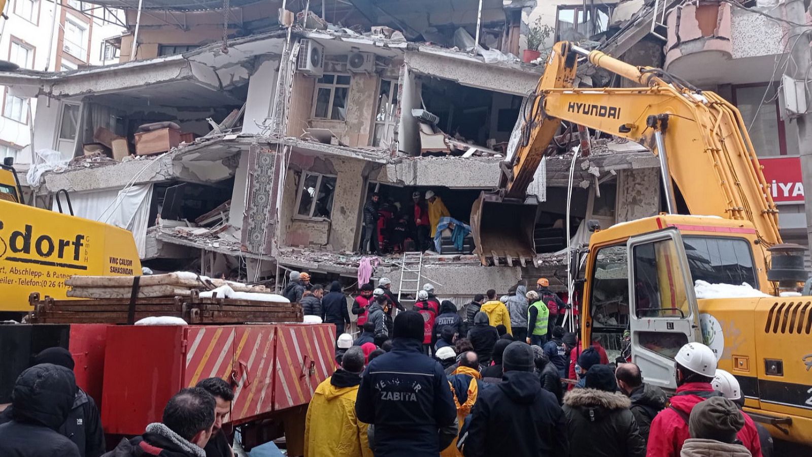 Personal de emergencia busca víctimas en el lugar de un edificio derrumbado tras un fuerte terremoto en Diyarbakir, al sureste de Turquía