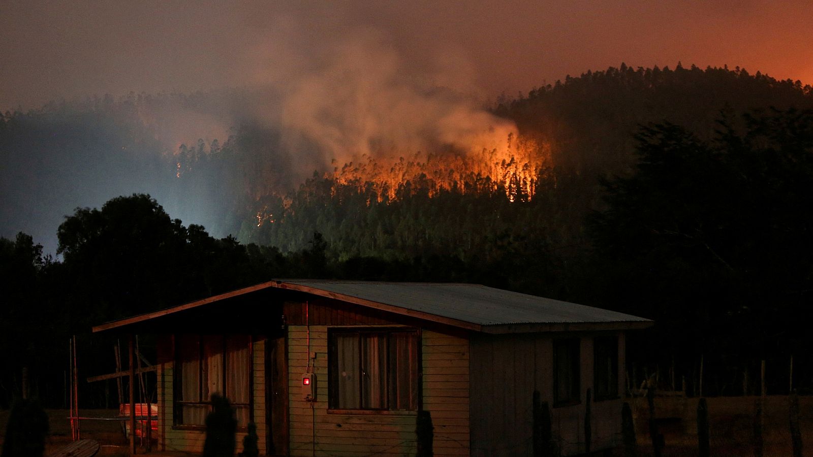 Los bomberos chilenos luchan contra el incendio más mortífero de la historia reciente del país