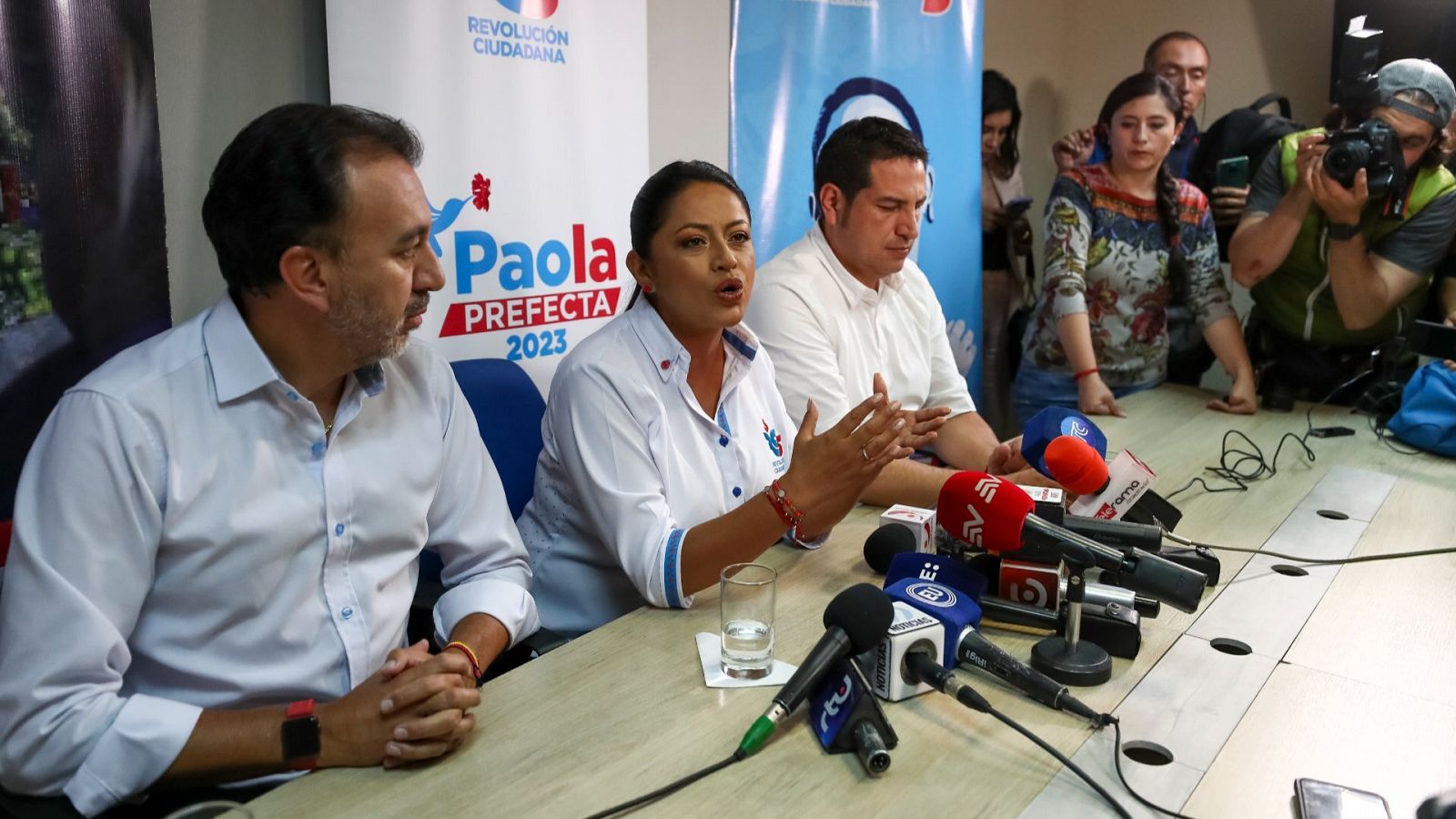 La prefecta de la provincia de Pichincha, Paola Pabón (c), junto al candidato de Revolución Ciudadana a alcalde de Quito, Pabel Muñoz (i),