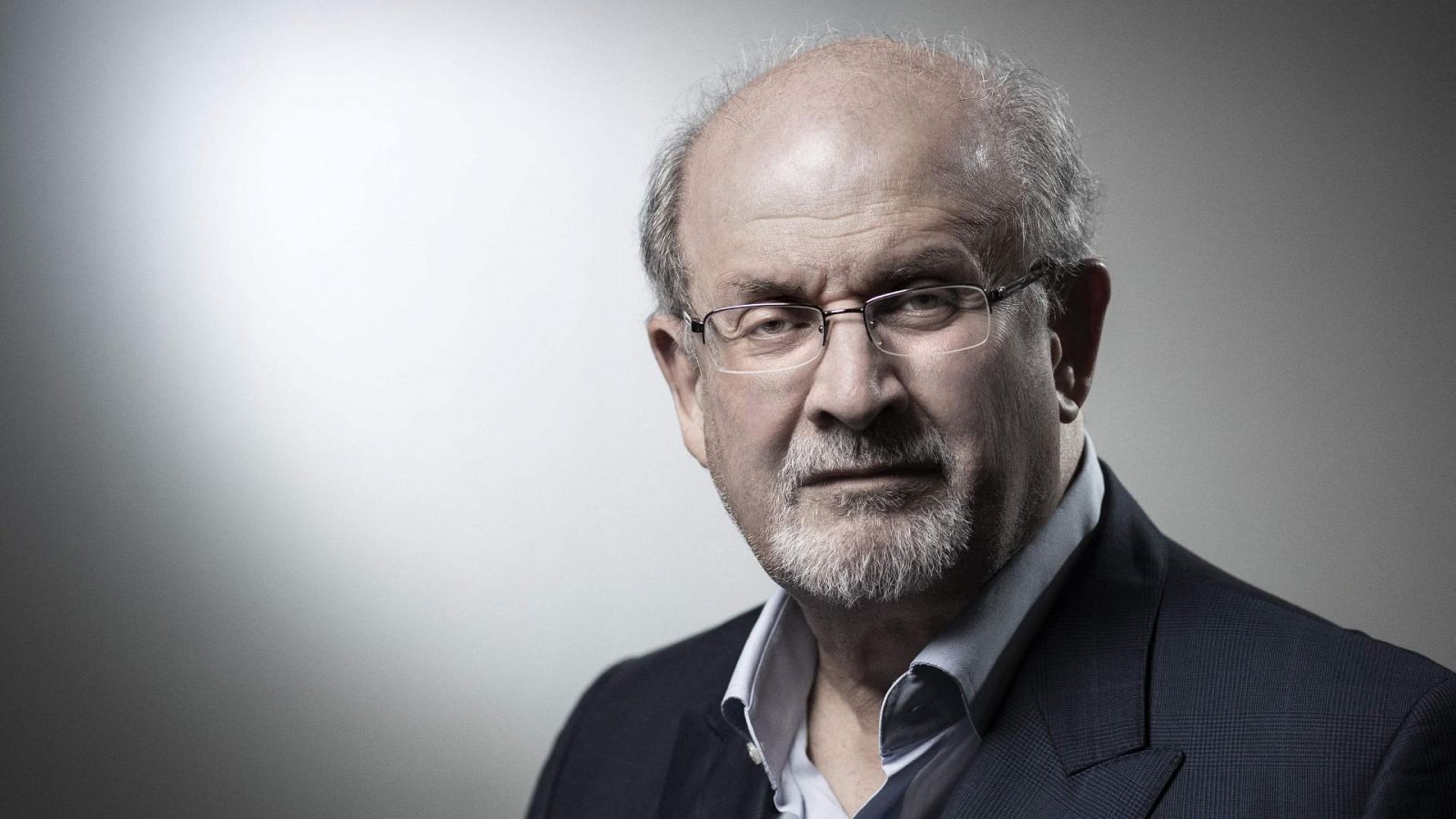 Imagen de archivo del novelista y ensayista británico Salman Rushdie.
