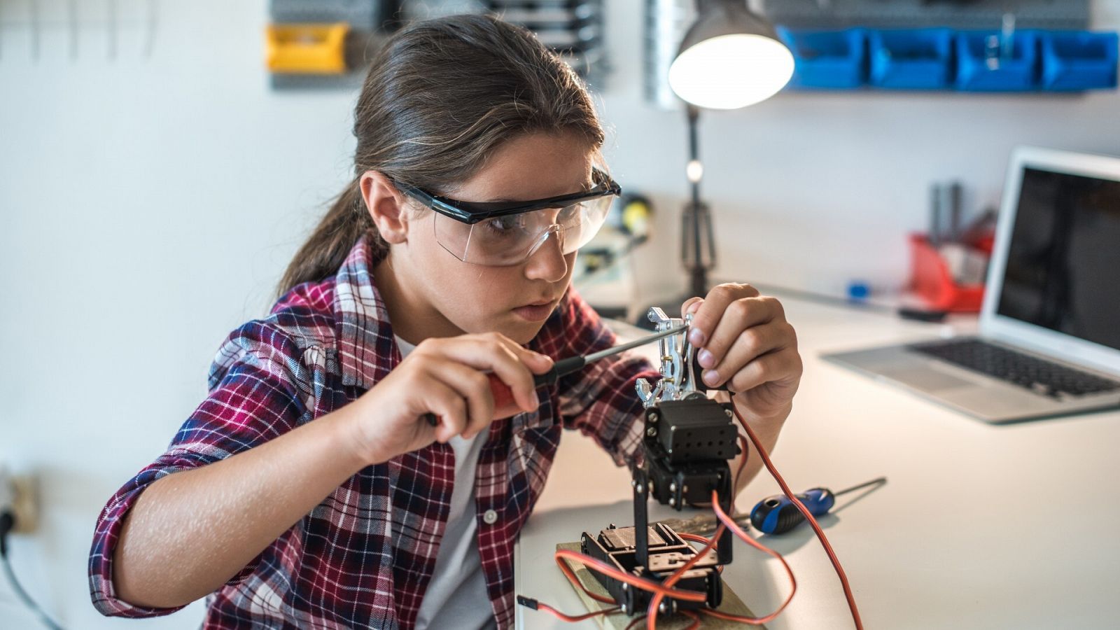15 impresionantes inventos de mujeres y niñas españolas: en la foto una niña trabaja en un invento
